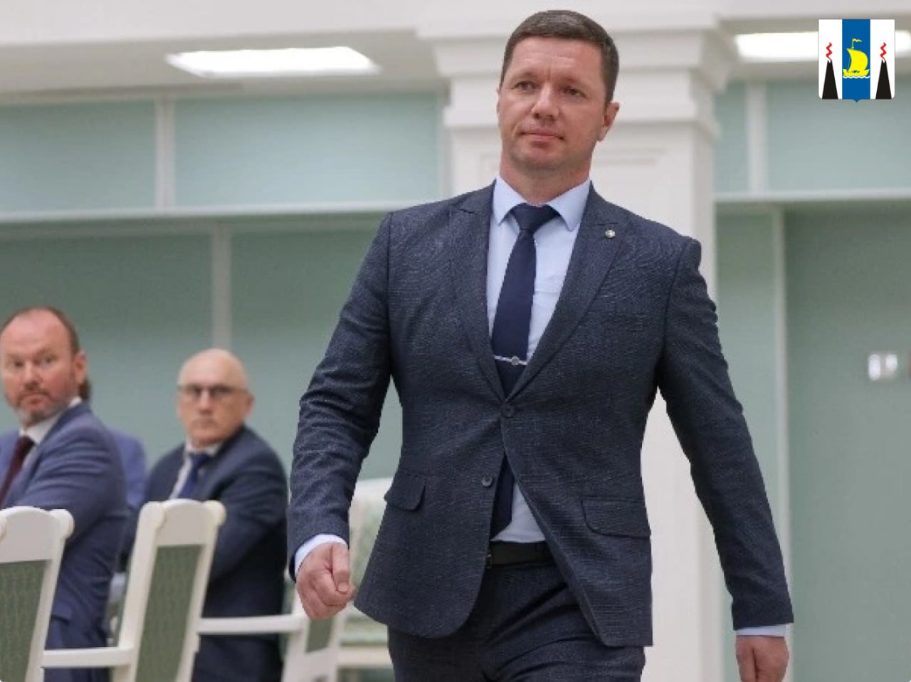 Гигантский шаг вперед сахалинская программа помогла ветерану СВО получить новую профессию Александр родился в Комсомольске на Амуре но с 1991 года живет на Сахалине Вырос в семье военных и с детства понимал что нужно быть готовым защищать Родину Его отец участвовал в чеченской войне и семейный пример стал решающим Еще находясь в Донецкой Народной Республике Егоров узнал о региональной кадровой программе Герои Сахалина и Курил Мужчина даже хотел подать заявку с телефона но не смог из за украинской сим карты В феврале губернатор Валерий Лимаренко анонсировал ее старт Я понял что это отличная возможность получить дополнительное образование и продолжить развитие Даже находясь на боевом задании пытался подать заявку с телефона но из за украинской сим карты не получалось После переписки с технической поддержкой мне помогли выслали перечень документов и сообщили что для действующих военных предусмотрено дистанционное обучение рассказывает Александр Вернувшись на Сахалин Александр быстро собрал документы прошел тестирование и собеседование Его зачислили в программу вместе с 54 другими участниками Сейчас он учится совмещая заочные и очные занятия Региональная кадровая программа инициированная губернатором Валерием Лимаренко направлена на всестороннюю поддержку участников специальной военной операции Программа помогает ветеранам раскрыть свой потенциал в различных сферах от государственного управления и госслужбы до спорта образования и патриотического воспитания Сам глава региона активно участвует в определении траекторий развития для каждого участника На данный момент проект объединил 55 активных участников а еще 30 находятся в резерве Президент России Владимир Путин по итогам встречи с сотрудниками и подопечными Государственного фонда поддержки участников специальной военной операции Защитники Отечества состоявшейся 6 марта 2025 года поручил относить к ветеранам боевых действий всех категорий лиц принимавших участие в боевых действиях в ходе специальной военной операции Это решение имеет важное значение Оно не только формализует их статус но и создает правовую основу для расширения мер поддержки от медицинского сопровождения до программ переквалификации