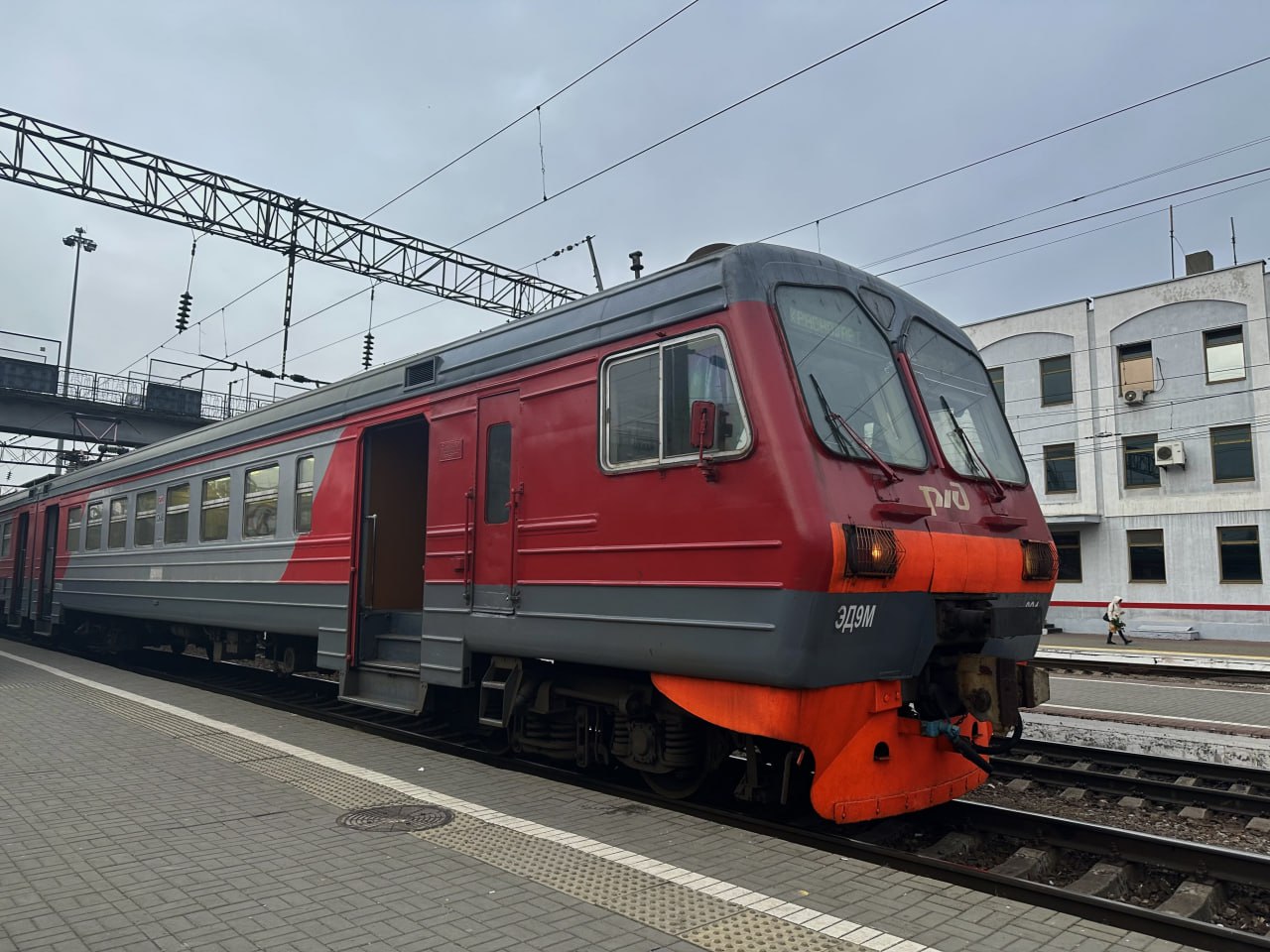 Между Ростовом Кубанью и Ставропольем запустят дополнительные поезда в предстоящие выходные Поезд 210 209 сообщением Ростов Главный Кисловодск отправится из Ростова на Дону 20 февраля в 22 23 и прибудет в Кисловодск 21 февраля в 10 41 Отправление обратно из Кисловодска 23 февраля в 23 10 Поезд 599 600 Ростов Главный Роза Хутор отправится 20 февраля в 21 45 остановка в Краснодаре предусмотрена 21 февраля в 01 28 прибытие в Розу Хутор в 10 51 Обратный рейс в Ростов на Дону и Краснодар отправится из Розы Хутор 23 февраля в 19 47 Поезд 443 444 Москва Анапа отправится из Ростова на Дону 21 февраля в 02 57 из Краснодара в 09 39 Со станции Анапа дополнительный состав отправится 22 февраля в 10 40 РБК Юг и Северный Кавказ в MAX