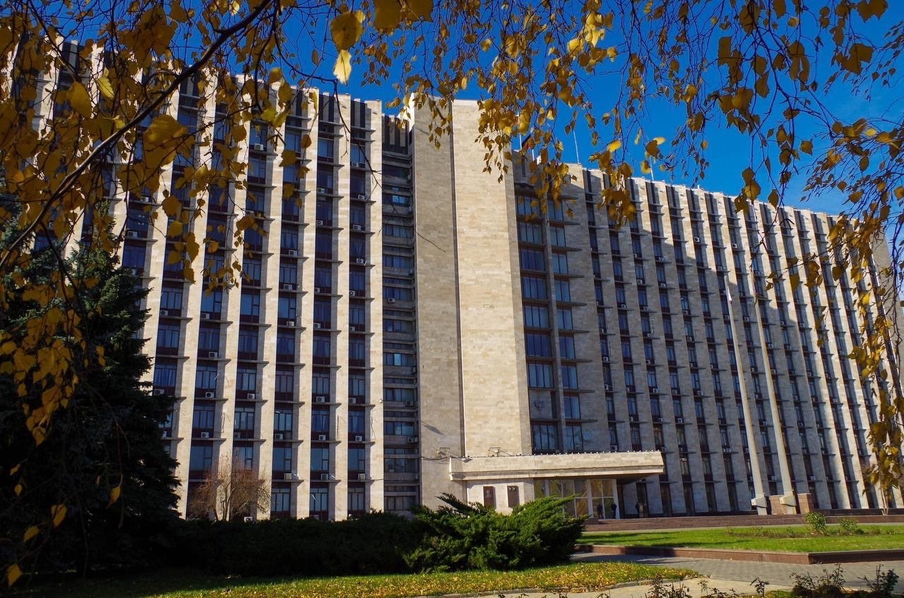 На очередном заседании межведомственной комиссии по реализации трудовых пенсионных и социальных прав отдельных категорий лиц продолжили рассмотрение обращений жителей Республики Приняли 297 решений В комиссию напомню могут обратиться граждане у которых утеряны выданные работодателем документы о трудовом стаже и нет возможности подтвердить периоды работы необходимые для оформления пенсий и социальных выплат Помимо этого комиссия подтверждает статус ветерана инвалида боевых действий или члена семьи погибшего а также устанавливает и подтверждает факты участия в боевых действиях За период деятельности в адрес комиссии поступило свыше 38 5 тысяч заявлений проведено 90 заседаний принято 36 9 тысяч решений LarisaTolstykina