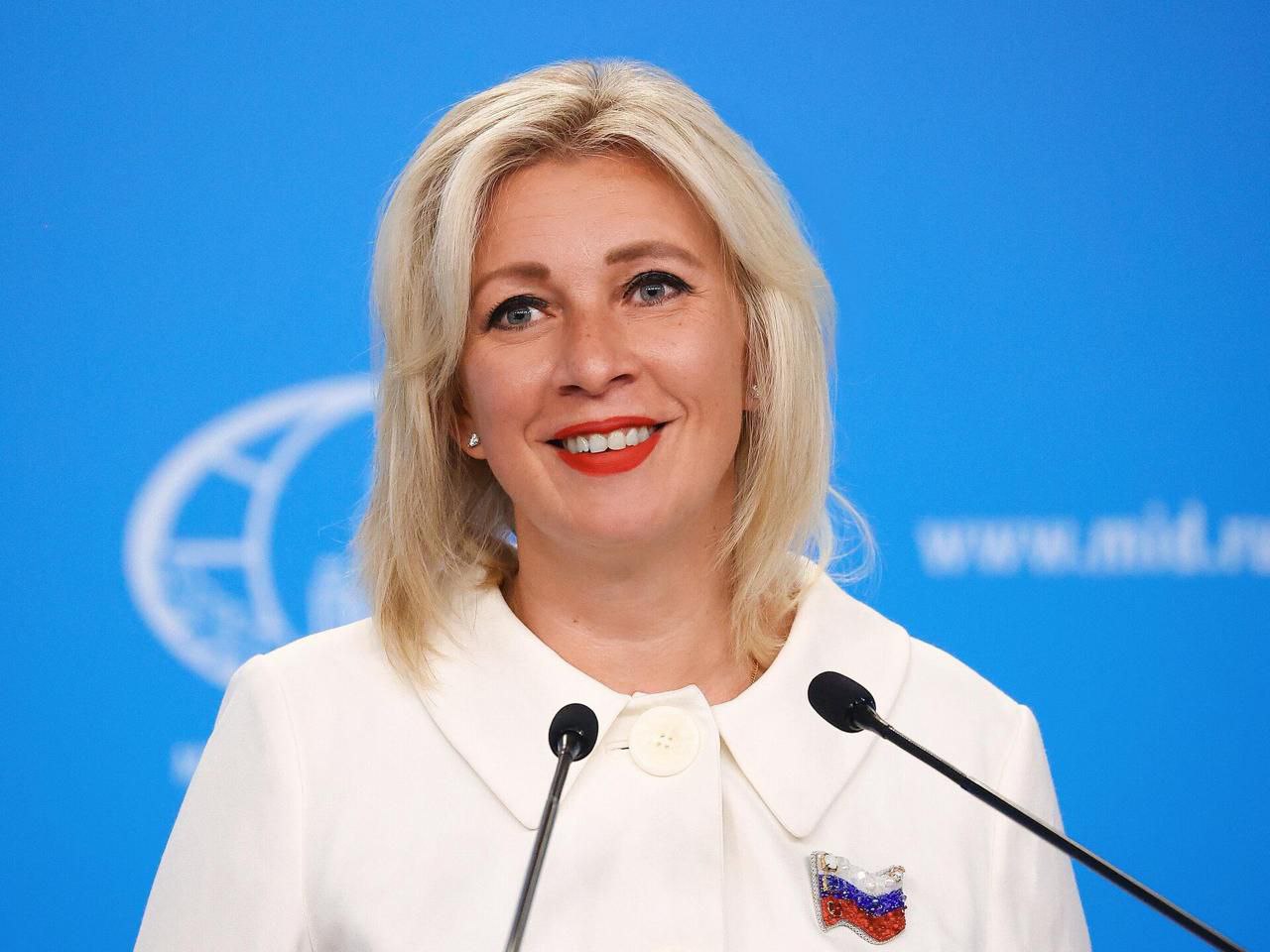 А тем временем Представитель МИД Мария Захарова анонсировала совместную песню с рэп-исполнителем Птаха Захарова рассказала, что работает над песней совместно с рэпером Птахой Давидом Нуриевым , демоверсия композиции уже готова. "Полгода, как он позвонил, я ответила, и у нас получается что-то. Недели две назад было предварительное демо. Дальше следите за ним, когда он это выпустит", - заявила она. Захарова призналась, что не могла бы такое представить, учитывая различия между творчеством Птахи и ее собственным.