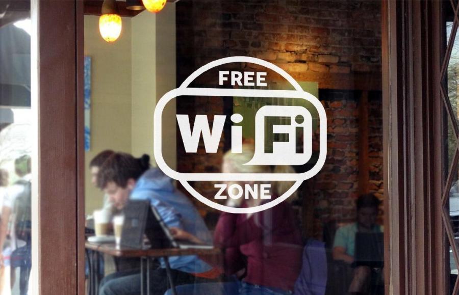 Публичный Wi Fi в России стал мобильным инетом 2 0 С тех пор как в мае начались отключения мобильного интернета люди массово переехали на бесплатные сети За 2025 год трафик в кафе магазинах и т п вырос в 10 6 раза до 13 8 млн ТБ Удаленщики в кафешках всегда что то знали