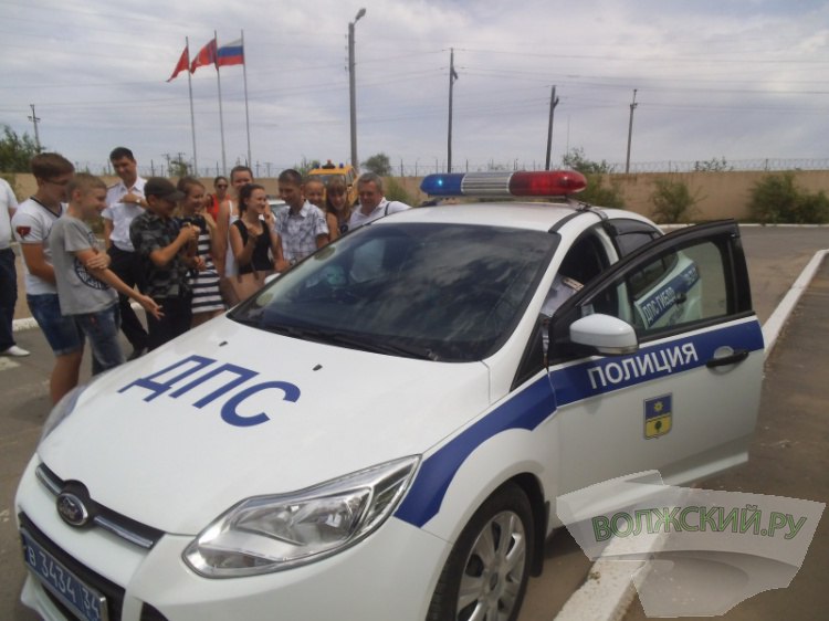 Волжских школьников учили безопасному поведению на дороге в «лаборатории»  Волжский присоединился к всероссийской неделе безопасности дорожного движения. В рамках акции волжские школьники прошли практические занятия.  Накануне сотрудники Госавтоинспекции провели занятия о безопасности дорожного движения с воспитанниками социально-реабилитационного центра «Вдохновение», а также учениками русско-американской школы. Кк сообщили Вожский.ру в пресс-службе администрации Волжского, отработка практических навыков прошла на базе автогородка в школе № 24. Школьники постигали правила поведения на дороге в качестве пешеходов, велосипедистов, самокатчиков и т. д. А в школе № 23 профилактическое мероприятие прошло с участием региональной «Лаборатории безопасности».   Подробнее на Волжский.ру: