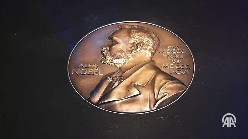 Нобелевские премии вручаемые с 1901 года считаются одними из самых престижных в мире но их история часто сопровождалась политическими и идеологическими спорами Нобелевский фонд частное учреждение основанное 29 июня 1900 года для управления финансами и администрирования Нобелевских премий Фонд основан на последней воле Альфреда Нобеля Нобелевские премии присуждаются Королевской Шведской академией наук физика химия Шведской академией литература Каролинским институтом медицина физиология и Норвежским Нобелевским комитетом мир за выдающиеся достижения в пяти областях Подробнее на нашем сайте http v aa com tr 3766246 24 7 в сутки с Агентством Анадолу