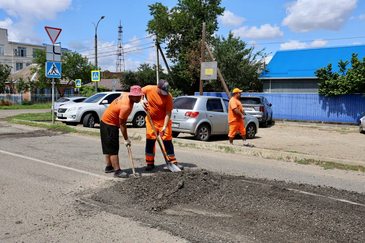 В Тихорецке активно ведутся работы по текущему содержанию дорог. В рамках муниципального контракта, заключенного с ИП Магомедовым Р.Т., выполнен ямочный ремонт по улицам Гоголя, Энгельса, Красноармейской, Островского, Почтовой, Ачкасова, Ореховой, Парковой, Столбовой, Козлова Балка, Профильной, Чапаева и Краснооктябрьской. Планируется грейдирование дорог по улице Серова от улицы Матросова до Ушакова и улице Краснознаменной. Организацией ООО «Кубань-Магистраль» уже выполнен ремонт тротуаров по улицам Краснооктябрьской, Московской, Калинина, Коммунистической. Уважаемые земляки, в зонах проведения ремонтных работ прошу вас быть максимально бдительными и осторожными! Соблюдайте скоростной режим и безопасную дистанцию.