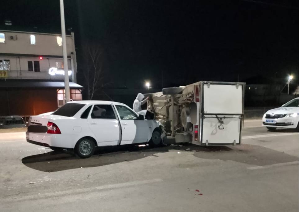 В Советском округе в результате столкновения двух автомобилей пострадали 2 человека   По предварительным данным, 15 февраля примерно в 19 часов 30 минут на 267 километре федеральной автодороги «Кочубей-Нефтекумск-Зеленокумск-Минеральные Воды», водитель автомобиля «ВИС Лада Гранта», двигаясь по крайней правой полосе движения, не убедился в безопасности маневра разворота и допустил столкновение с автомобилем «Лада Приора», двигавшимся в левой полосе для движения, при наличии двух попутных полос.     В результате автоаварии в больницу с травмами были доставлены 31-летняя водитель и 27-летняя пассажир «Лады Приоры», жительницы города Зеленокумска.   ⏺Автоинспекторами установлено, что водителей «Лады Гранты», 50-летний житель Буденновского округа, злостным нарушителем ПДД не является.   По факту автоаварии проводится проверка. Детальные обстоятельства происшествия уточняются.