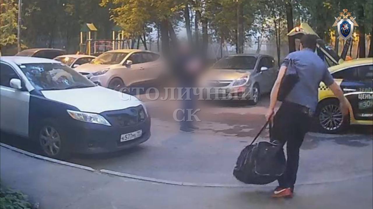 В Москве задержали мужчину по подозрению в расчленении тела знакомого На улицах Заповедной и Менжинского ночью нашли сумки с останками тела без конечностей. Правоохранительные органы по камерам вычислили и задержали 36-летнего жителя Ульяновской области, выходившего из подъезда с сумками. Личность погибшего на данный момент не установлена. Преступника задержали, по факту убийства возбуждено уголовное дело. Подписывайся на "Голос страны"