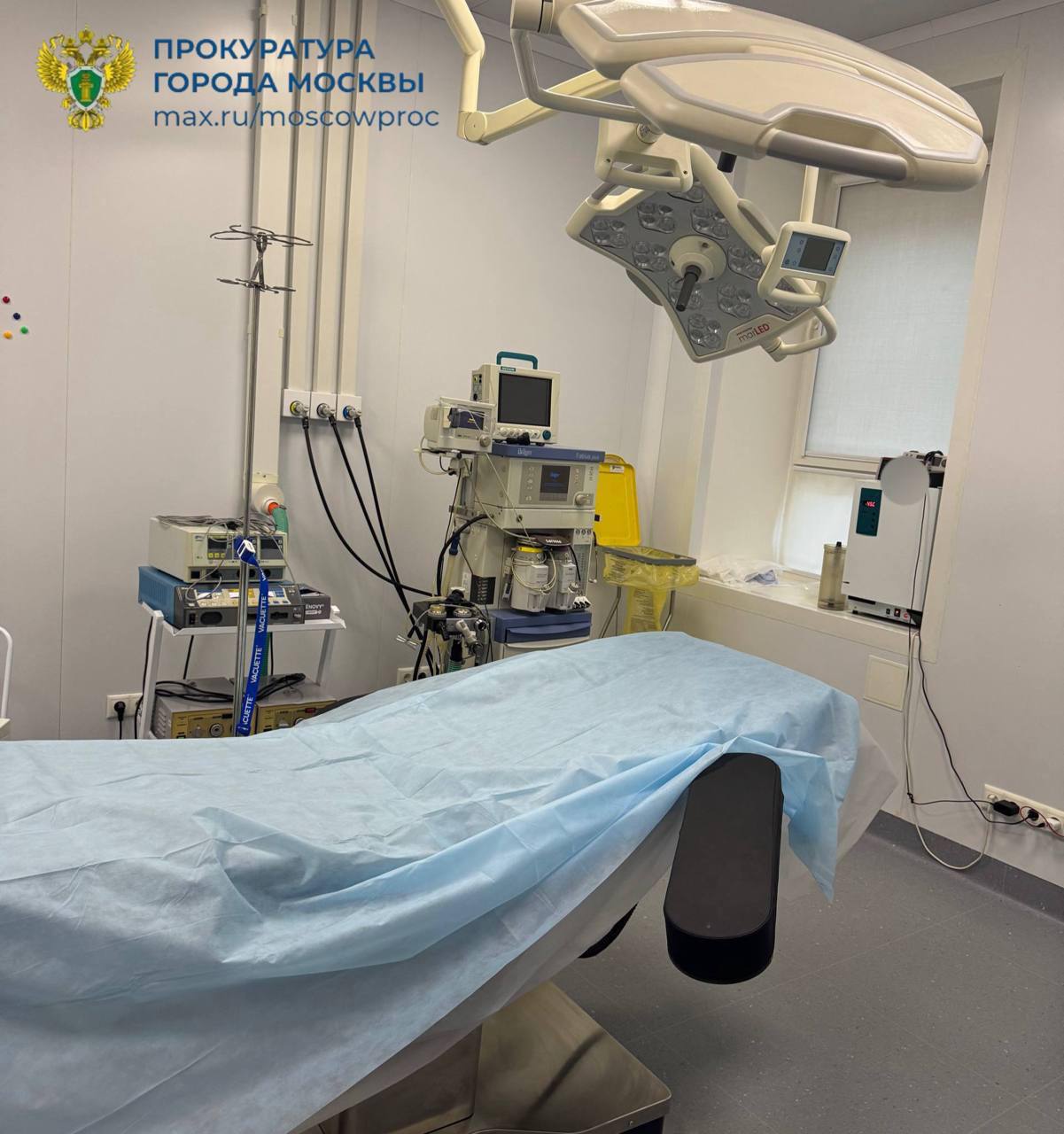 В Москве после пластической операции скончалась пациентка частной клиники сообщает столичная прокуратура Согласно сообщениям СМИ 43 летняя женщина обратилась за хирургическим уменьшением груди и живота На следующий день после процедуры её состояние резко ухудшилось спасти пациентку не удалось Трагедия произошла в медцентре на Скатертном переулке в центре столицы В настоящее время на месте работают следователи Фото Прокуратура Москвы federalpress Мы в MAX