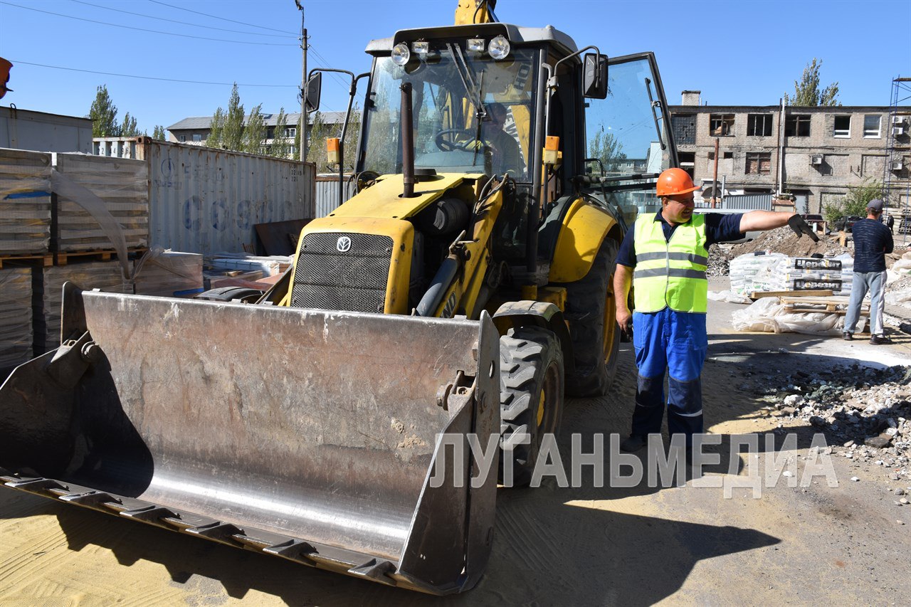 Специалисты Управления Первомайсктепло – филиала ГУП «Луганскгаз» приступили к заключительному этапу работ по подготовке жилого фонда и соцобъектов к осенне-зимнему периоду 2024-2025 года   Тепловики завершают работы по замене аварийного участка тепловой сети котельной № 9 диаметром 219 и протяженностью около 150 погонных метров в двухтрубном исчислении. Производится монтаж плит перекрытия лотков и обратная засыпка грунтом.   Выполненные мероприятия позволят улучшить качество и обеспечат бесперебойное теплоснабжение 7 многоквартирных домов и 7 социальных объектов, включая спортивную школу, Детскую школу искусств и городской центр культуры и досуга.   На сегодняшний день практически на всех 17 котельных округа сотрудниками Управления Первомайсктепло завершены планово-профилактические работы, которые включали ремонт котлового и теплообменного оборудования, теплосетей с частичной заменой запорной арматуры, техническое обслуживание газового, насосного и электрооборудования, контрольно-измерительных приборов.             Вконтакте       Одноклаcсники