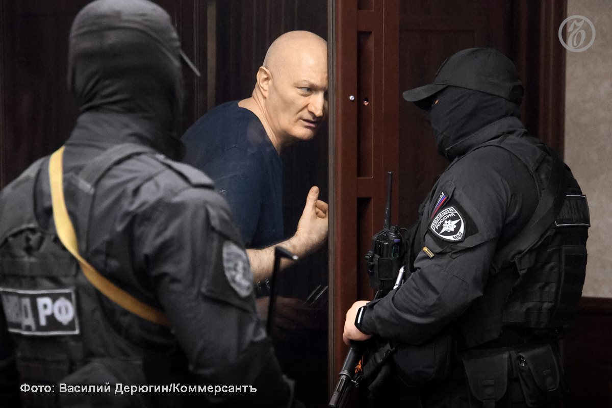 Один из самых известных преступников современной России и бывший лидер группировки киллеров Аслан Гагиев Джако написал заявление с просьбой отправить его на СВО Сейчас он отбывает пожизненное лишение свободы в ИК 1 Мордовская зона куда его отправили в 2023 году Официально неизвестно ни об одном случае заключения контракта с пожизненно осужденным однако киллер имеет шанс надеть военную форму Ъузнал
