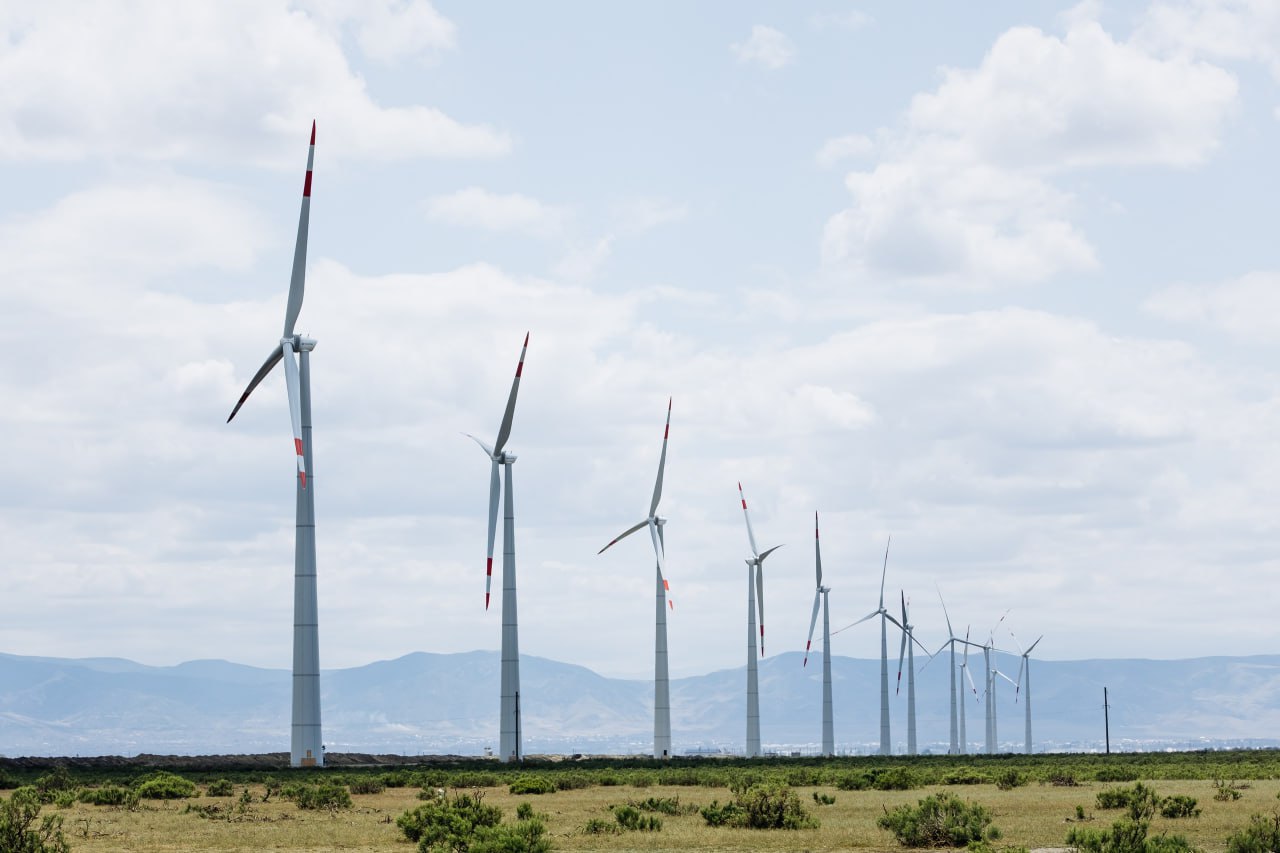Глава Дагестана назвал сроки сдачи первого этапа крупнейшей в стране ветростанции Строительство ветроэлектростанции ВЭС в Дагестане которая станет самой крупной в России планируется завершить в марте 2026 года В будущем проект планируется расширять сообщил глава Республики Дагестан Сергей Меликов в рамках финальной панельной сессии третьего Каспийского цифрового форума По строительству ветряной электростанции в ноябре завершаем первый этап а в марте планируем этот проект уже сдать сказал он Напомним что Новолакская ВЭС станет самой большой в стране Предусмотрена установка 120 ветроэлектроустановок Общая установленная мощность ветряной электростанции составит 300 мегаватт