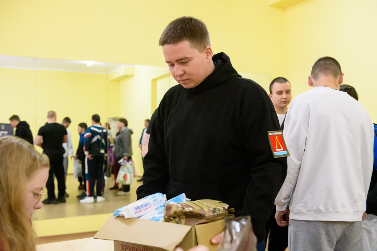 Более 500 килограмм гуманитарной помощи собрали Лыткаринские единороссы  Среди переданных вещей - консервы, крупы, сладости, средства личной гигиены, аптечки, термобельё и носки. В ближайшее время вся гуманитарная помощь будет направлена бойцам на передовую.  Как отметили местные партийцы, в акции участвовали старшеклассники, молодогвардейцы и студенты.   «Пообщался с ребятами - узнал, как часто они дежурят в пункте сбора гуманитарной помощи, в каких волонтёрских акциях участвуют, как закончили учебный год и какие оценки получили по истории. Подчеркнул, что сегодня особенно важно хорошо знать историю своей страны - это защищает от фальсификаций и клеветы, распространяемых в социальных сетях»,  - отметил местный депутат Юрий Егоров.  Сбор помощи проводится на базе общественных приемных партии, которые расположены в каждом городском округе региона. Подробная информация и контакты доступны по ссылке.  #ЕдинаяРоссия #Подмосковье #ЕР50     Единая Россия Подмосковье