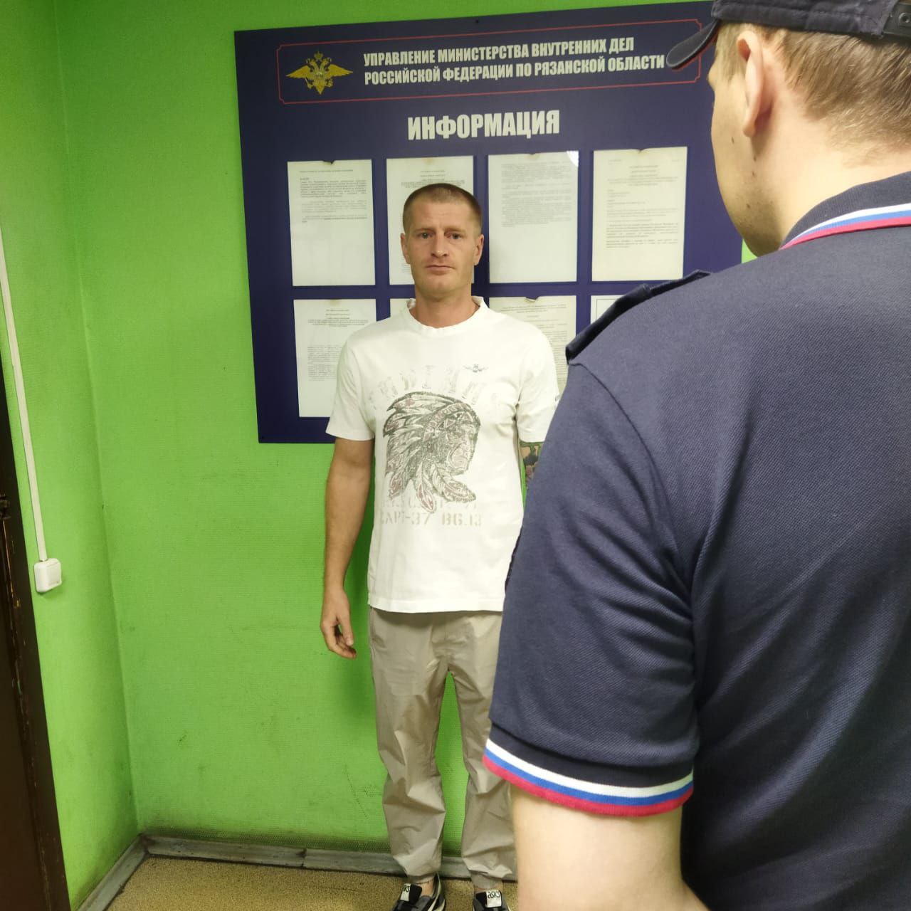 Полицейские депортировали 4 иностранных граждан, которые ранее совершили тяжкие преступления   Исполняя законные решения, сотрудники полиции приняли участие в процедуре депортации за пределы России 4 уроженцев стран ближнего зарубежья. Мужчины в последнее время проживали в Центре временного содержания иностранных граждан УМВД России по Рязанской области.  Депортации подлежали два гражданина стран Средней Азии и два гражданина СНГ. Ранее они были осуждены за грабеж, разбой и незаконный оборот наркотиков. Иностранцы отбыли сроки наказания, после этого их пребывание на территории России признано нежелательным.   ‍ Под конвоем полицейских иностранцы выехали в международный аэропорт «Домодедово» для дальнейшей отправки в страны гражданской принадлежности.  По сложившейся практике билеты мигранты приобретали за свой счет. Согласно нормам законодательства въезд в Россию этим лицам закрыт на срок от 5 до 10 лет.