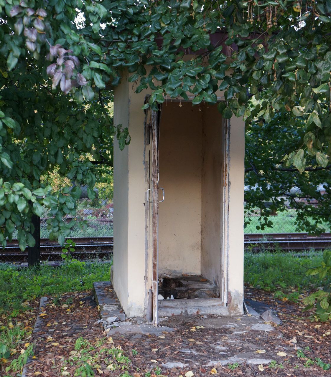 Экстренные службы в Киеве готовятся копать туалеты как в деревне когда замёрзнет канализация Об этом заявил глава одного из районов Максим Бахматов В крупном жилом массиве Троещина есть риск остановки водоотведения и замерзания труб Переподключить его к другим источникам тепла невозможно он зависит от одной ТЭЦ которая серьёзно повреждена