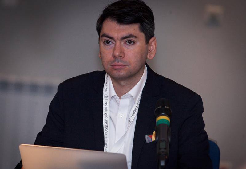 Тройка судей Московского городского суда оставила в силе приговор Басманного районного суда Москвы который в мае назначил сопредседателю движения Голос внесено в России в реестр иноагентов Григорию Мельконьянцу пять лет лишения свободы и девятилетний запрет на занятие общественной деятельностью по делу об организации нежелательной неправительственной организации ч 3 ст 284 1 УК Апелляционные жалобы защиты оставлены без удовлетворения передает корреспондент РБК из зала суда 14 мая судья Елена Николаева признала Григория Мельконьянца виновным в организации деятельности нежелательной неправительственной организации и приговорила его к пяти годам лишения свободы Движение Голос стало первой организацией которую Министерство юстиции внесло в реестр выполняющих функции иностранного агента При этом в перечне нежелательных организаций оно не значится После приговора Мельконьянцу движение объявило о прекращении деятельности сославшись на риск преследования своих сторонников РБК в Telegram и MAX