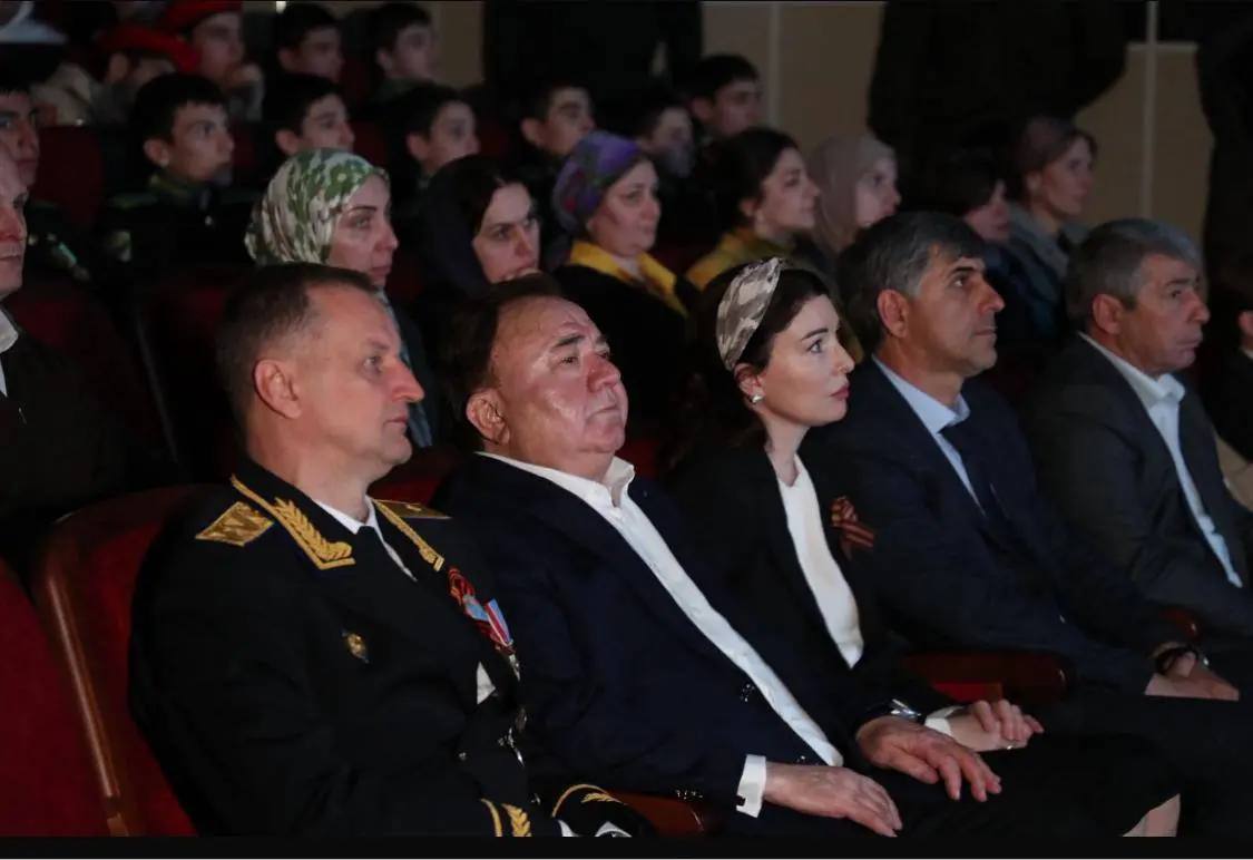 В Ингушетии состоялся показ военной драмы «Группа крови» о зверствах фашистов Эта картина — не просто воспоминание о войне, это предупреждение. Мы обязаны помнить правду и передавать ее новым поколениям, чтобы подобное не повторилось, отметил Глава Ингушетии после просмотра военной драмы «Группа крови» о зверствах фашистов. О том, что в республике состоялся предпремьерный показ фильма, созданного при поддержке Российского военно-исторического общества в рамках президентского проекта «Без срока давности», Махмуд-Али Калиматов написал в своем Telegram-канале. Он отметил, что вместе с начальником управления ФСБ России по республике Максимом Шевляковым посмотрел картину. Там рассказывается о чудовищных преступлениях нацистов в поселке Вырица Ленинградской области, где фашисты организовали детский концлагерь. Маленьких узников, доведенных до истощения, использовали как доноров крови для раненых немецких солдат. «Эмоционально тяжелый для восприятия, тем более что фильм основан на реальных событиях, и от этого становится еще страшнее», — подчеркнул Глава. Руководитель субъекта напомнил, что весь советский народ оказывал сопротивление и боролся с фашизмом, заплатив за это огромную цену — около 27 млн человек погибли в этом глобальном сражении добра и зла. «Но мы победили и спасли не только свою страну, но и весь мир. Эта картина — не просто воспоминание о войне, это предупреждение. Мы обязаны помнить правду и передавать ее новым поколениям, чтобы подобное не повторилось. Всего на оккупированной территории Ленинградской области действовало около 50 лагерей смерти. Проект „Без срока давности“ направлен на сохранение исторической памяти о жертвах военных преступлений», — добавил Махмуд-Али Калиматов. Отмечается, что широкий прокат фильма «Группа крови» начнется в День памяти и примирения, 8 мая. ПОДПИСАТЬСЯ ПРЕДЛОЖИТЬ НОВОСТЬ