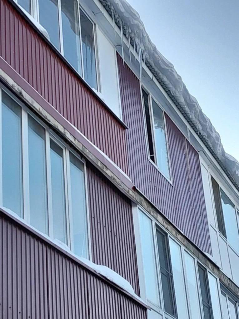 Неубранная с крыш наледь стала поводом для административных дел против пяти управляющих компаний Томска Руководители всех этих УК получили представления от прокуратуры Ленинского района Томска Они не убрали вовремя снег и сосульки на крышах многоквартирных домов по проспекту Ленина улицам 79 й Гвардейской Дивизии Блок Пост и Интернационалистов Прокуратура уверяет что компании уже приступили к очистке На уборку наледи 50 000 надо а штраф 5000 будет Весна придет кого нибудь прибьет тогда зашевелятся Фрунзе 230 снег с крыши чаще сам падает Раз в пятилетку убирают это событие а придомовую вообще не чистят обсуждают и жалуются томичи Фото Я из Томска