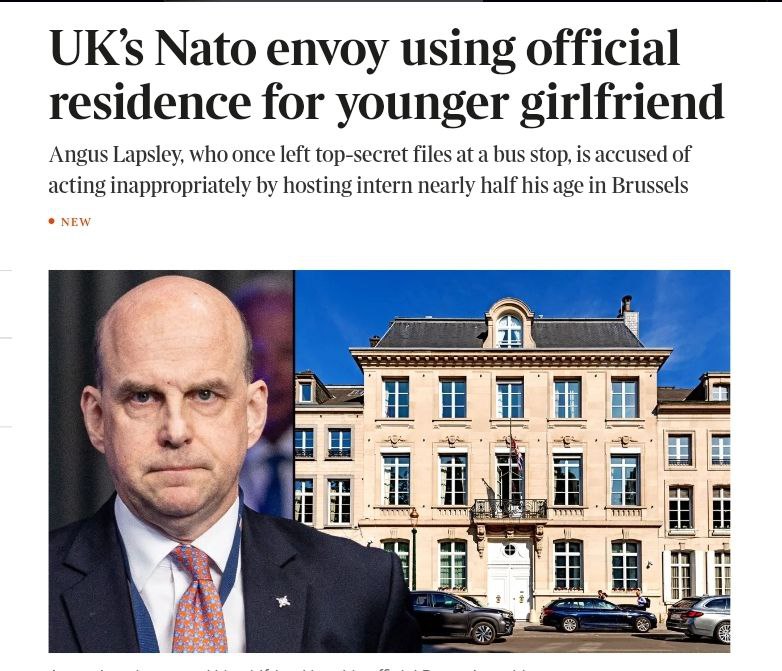 Посол Великобритании при НАТО Ангус Лапсли оказался в центре скандала с молодой любовницей пишет The Times По данным издания 55 летний Лапсли поселил в официальной резиденции в Брюсселе свою итальянскую подругу которая почти вдвое моложе него Они не пытались скрыть свои отношения Ангус использовал резиденцию как свою и женщина была там на рождественских и летних приемах сообщает источник Как отмечает газета Лапсли познакомился со стажеркой в штаб квартире альянса в Брюсселе На отношения обратили внимание внутри структуры после чего информация была доведена до адмирала сэра Кейта Блаунта заместителя верховного главнокомандующего объединенными силами в Европе В британских вооруженных силах такие служебные отношения могут рассматриваться как основание для увольнения
