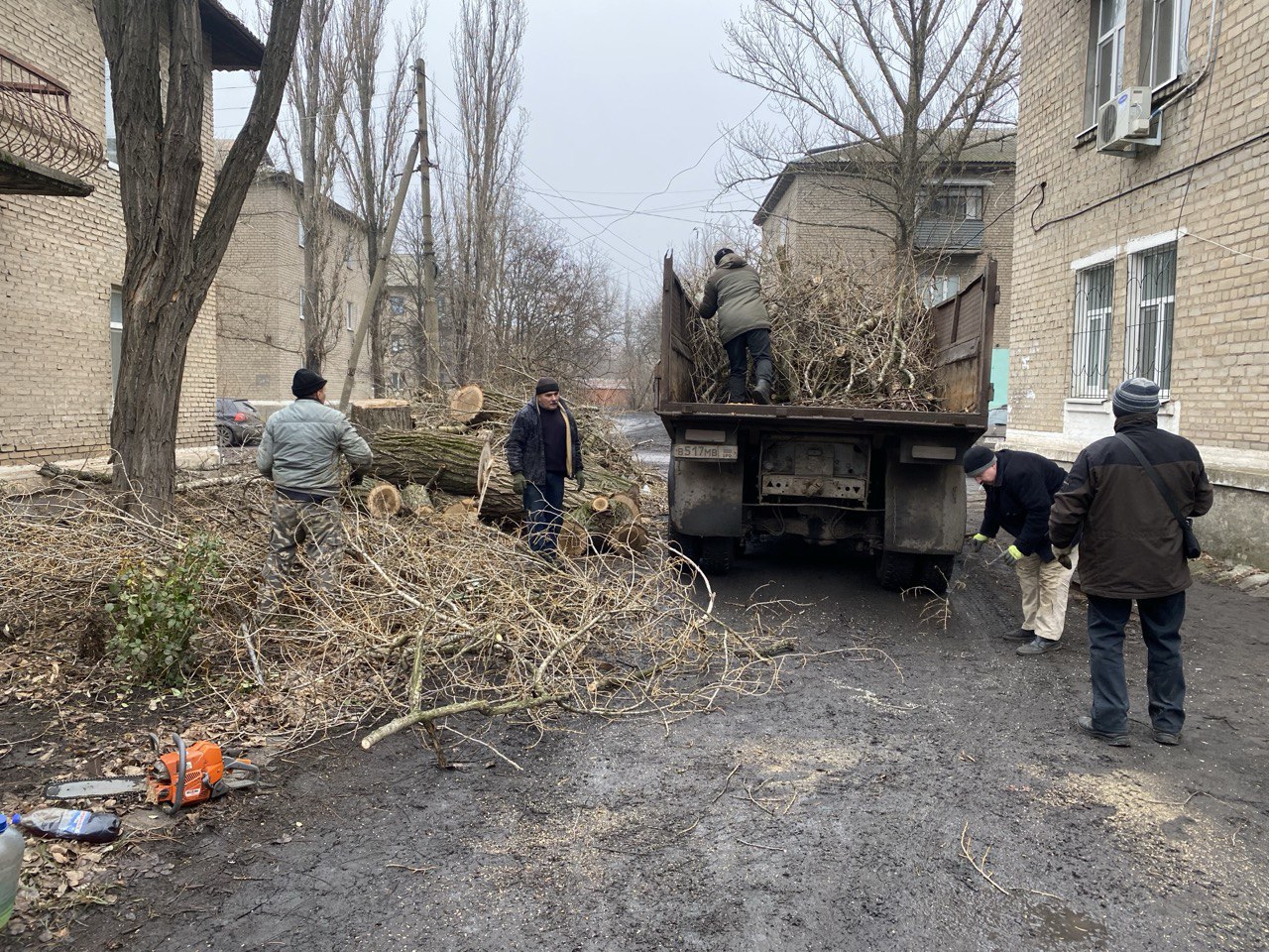 В Суходольске благоустроили территорию   27 января в Суходольске в формате субботника были проведены работы по уборке и вывозу порубочных остатков после обрезки разросшихся веток деревьев.    Работы проводились по улице Учительская, районе дома №16. В субботнике приняли участие работники ООО «Эверест-Макс», МУП «Жилищно-эксплуатационное управление», сотрудники отдела по жизнеобеспечению г. Суходольска.    На прошлой неделе аналогичные работы проводились по улице Ленина, в районе дома №40 и в парке им. В. Терешковой.          Одноклаcсники