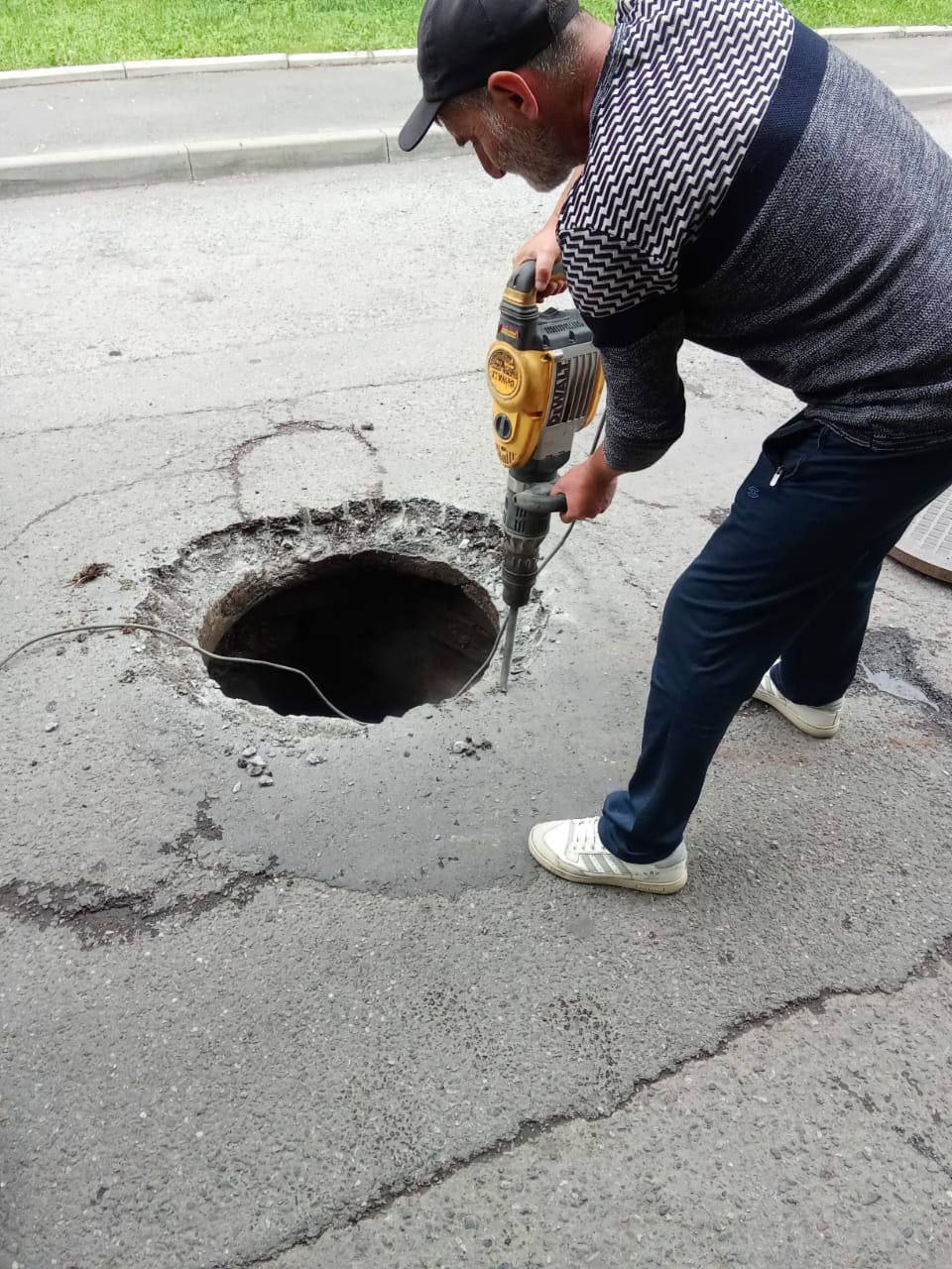 Сотрудники ВМБУ "Домоуправление" продолжают устранять последствия стихии Муниципальная служба расчищает и ремонтирует городскую ливневую канализацию. После ураганного ветра и дождей ливнеприёмники засорились наносами грунта, опавшей листвой и ветками. Как отметили в «Домоуправлении», сотрудникам учреждения чаще всего приходится работать вручную. "Работы по расчистке ливнеприемников от наносов, ила и камней продолжаются. Сейчас сезон летних ливней, поэтому мы непрерывно проводим мониторинг и оценку состояния ливневок, а где необходимо - чистим и ремонтируем", - сказал директор ВМБУ "Домоуправление" Павел Битиев. Накануне работы по очистке ливневок проводились по улице Дзержинского и проспекте Доватора. Работаем С заботой о городе, ВМБУ «Домоуправление».