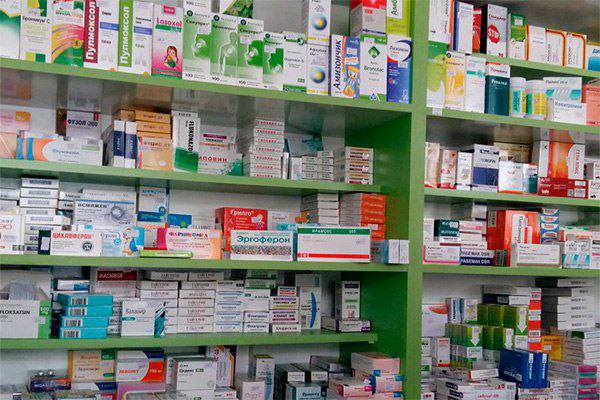 В Узбекистане с марта 2026 года лекарства подешевеют на 40 60 Фармагентство В Узбекистане ожидается существенное снижение цен на лекарственные препараты в диапазоне от 40 до 60 процентов Об этом сообщили в Агентстве по развитию фармацевтической отрасли Как отмечается добиться такого результата удалось благодаря проводимым реформам в фармацевтическом секторе С 1 марта 2026 года для населения вступят в силу новые ценовые механизмы которые обеспечат заметное удешевление лекарственных средств Ключевую роль в этом сыграло внедрение системы референтных цен на около двух тысяч наименований импортных препаратов а также сокращение дистрибьюторских надбавок Дополнительным фактором стало активное привлечение инвестиций в отрасль В 2025 году объем вложений составил 392 млн долларов США что в 2 3 раза превышает показатель предыдущего года Это позволило расширить производственные мощности и повысить конкурентность рынка В агентстве также сообщили что до конца текущего года планируется распространить ценовое регулирование еще примерно на четыре тысячи наименований лекарственных средств Параллельно будет наращиваться выпуск импортозамещающей продукции на базе отечественных предприятий за счет трансфера современных технологий что должно обеспечить долгосрочную устойчивость цен и доступность лекарств для населения ТГ канал uzbekpharma