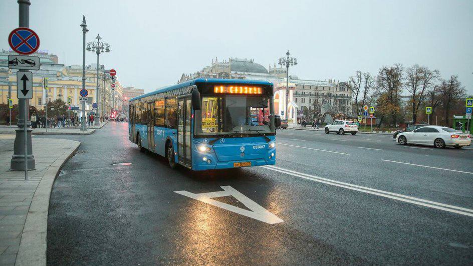 Водителям на заметку   С 14 июня новые выделенные полосы для автобусов заработают на северо-западе столицы и Северо-Западной хорде на дублере Большой Академической улицы.   Как полагают в столичном Дептрансе, это позволит пассажирам общественного транспорта сокращать время в пути в 2-4 раза, а аварийность на таких участках снизится на 25%.   За езду или остановку на выделенке штраф 4,5 тысячи рублей.  Москва никогда не спит — подпишись