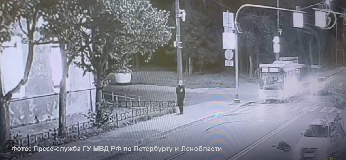 Иностранец за рулем Chery сбил подростка на пешеходном переходе в Сестрорецке Полиция возбудила уголовное дело по ч 1 ст 264 УК РФ нарушение ПДД и эксплуатации транспортных средств после происшествия на улице Володарского в Сестрорецке 4 октября сообщает ГУ МВД РФ по Петербургу и Ленобласти По данным правоохранителей в девятом часу вечера 25 летний уроженец одного из среднеазиатских государств за рулем Chery Arizzo сбил 15 летнего школьника в зоне нерегулируемого пешеходного перехода Пострадавшего доставили в больницу в тяжелом состоянии Судя по предоставленной видеозаписи перед вышедшим на дорогу школьником остановился автобус Водитель китайской иномарки решил не притормаживать Попытка объехать подростка на скорости не увенчалась успехом kommersant spb