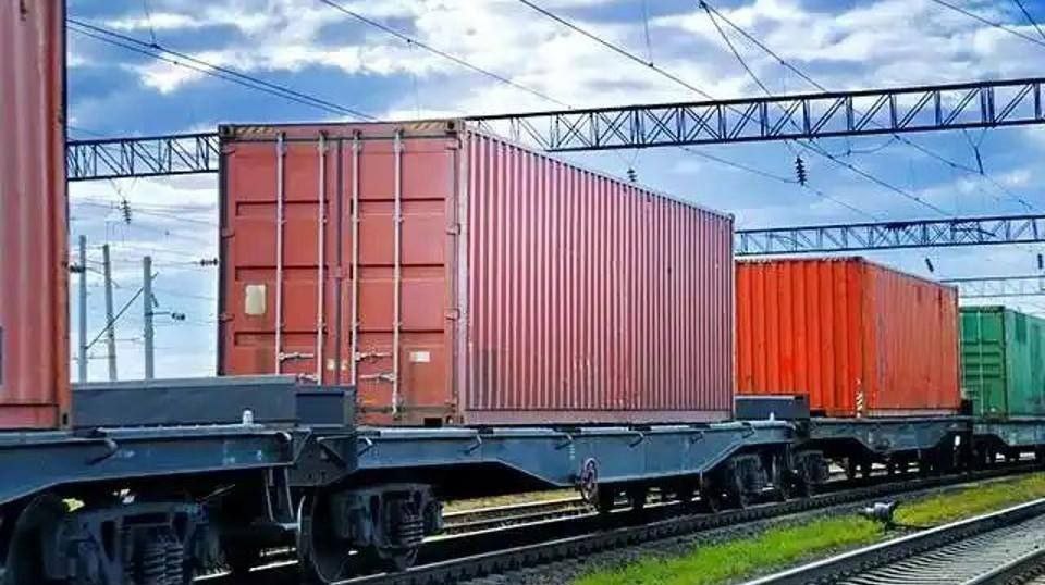 Казахстан экспортировал по ж/д 15 тысяч тонн зерна во Вьетнам  Из Казахстана во Вьетнам поставили свыше 15 тысяч тонн пшеницы транзитом через Китай, сообщили «Казахстанские железные дороги».  Восемь ж/д составов пересекли казахстанско-китайскую границу через межгосударственные стыковые пункты «Достык – Алашанькоу» и «Алтынколь – Хоргос», после чего проследовали через территорию КНР во вьетнамский порт Хайфон.  ℹ Поставки осуществлялись с мая по июль 2025 года.  Ранее LogiStan писал о том, что поставки казахстанского зерна во Вьетнам осуществлялись в контейнерах без перегрузки через китайский порт Ляньюнган.   Читайте также: Список покупателей казахстанской пшеницы пополнился Великобританией и Нидерландами   Logistan.info   Логистика   Экономика