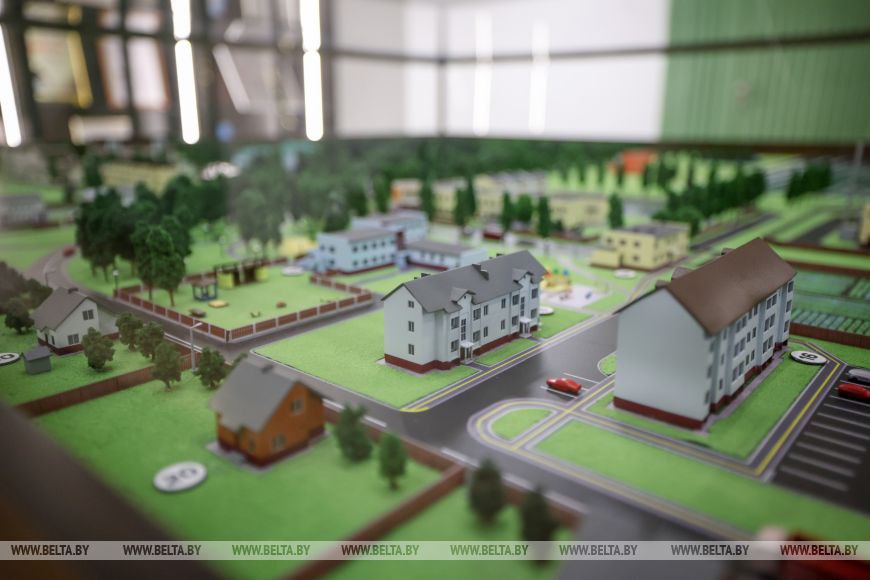 Александр Лукашенко ознакомится с комплексным развитием территории Березинского биосферного заповедника Президент в ходе рабочей поездки в Лепельский район Витебской области посетит Березинский биосферный заповедник Глава государства ознакомится с комплексным развитием данной территории включая социальную и производственную сферы Данный заповедник это единственная на территории Беларуси особо охраняемая природная территория самого высокого ранга уникальный природный комплекс включающий в себя различные типы лесов лугов и болот неповторимый пойменный комплекс реки Березина  Поддержать канал бустами Inst TikTok ВК OK FB