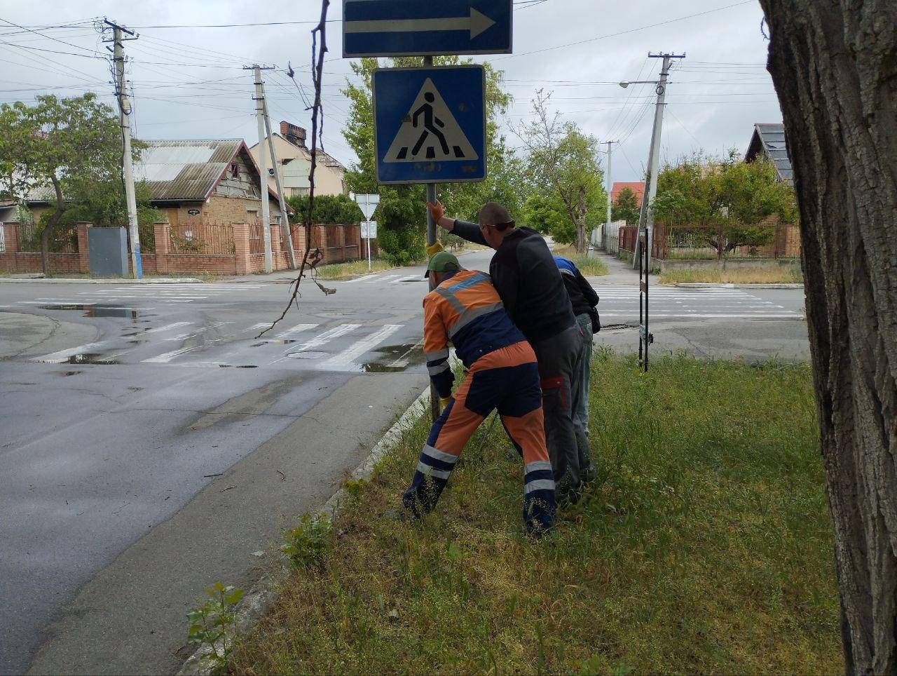 В Новой Каховке работники дорожной службы активно работают над улучшением состояния дорог Регулярно выполняется исправление наклонов дорожных знаков, что является очень важным аспектом в поддержании уровня безопасности на дорогах. Немаловажный фактор – прочистка ливневых колодцев и решеток. Систематическое выполнение этих работ обеспечивает бесперебойный сток дождевой воды. С установлением дождливой погоды особое внимание уделяется состоянию ливневых колодцев и решеток, работоспособность которых позволяет предотвращать аварийные ситуации. Эти работы нацелены на создание безопасного пространства на дорогах города. #Общество