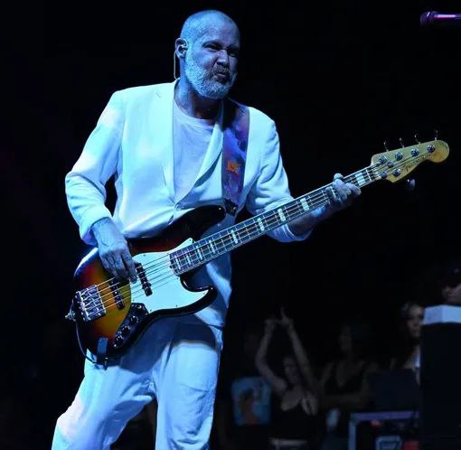 Умер бас гитарист группы Limp Bizkit Сэм Риверс 48 лет Сэм Риверс родился 2 сентября 1977 года в Джексонвилле Флорида В 1994 м вместе с фронтменом Фредом Дерстом и барабанщиком Джоном Отто создал группу Limp Bizkit Через два года к ним присоединились гитарист Уэс Борланд и DJ Lethal Музыкальный коллектив трижды был номинирован на премию Grammy и продал более 40 миллионов копий альбомов по всему миру В 2014 году Риверс покинул группу Он признался это было связано с его борьбой с болезнью печени Артист перенес ее пересадку У меня проблемы с печенью из за чрезмерного употребления алкоголя Мне пришлось уйти из Limp Bizkit потому что я чувствовал себя ужасно Я бросил пить и делал всё что говорили мне врачи Я прошел курс лечения от алкогольной зависимости и перенес трансплантацию печени которая идеально мне подошла рассказывал Сэм Риверс в 2018 году вернулся в Limp Bizkit и продолжил гастролировать с метал группой limpbizkit numetal alternativemetal classicrocknews