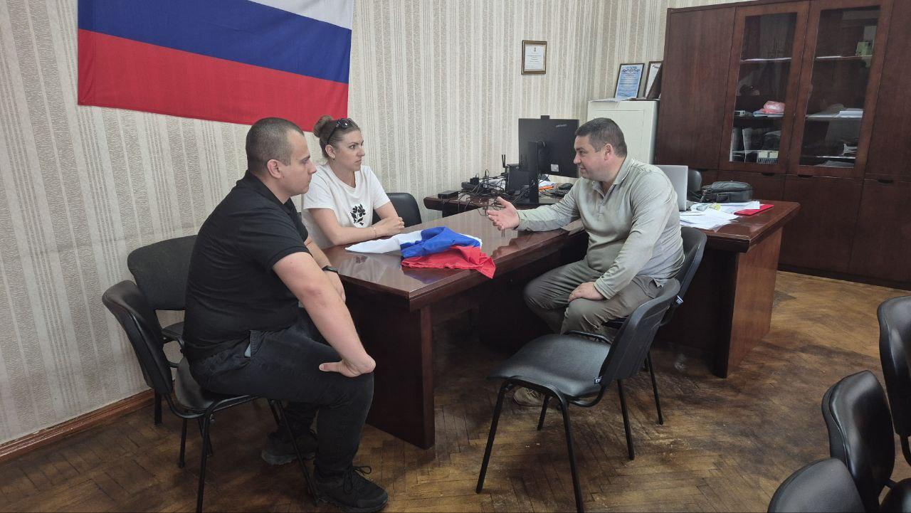 Рязанцы обсудили направления помощи с администрацией Верхнерогачикского округа Представители региона-шефа Рязанской области провели рабочую встречу с главой администрации Верхнерогачикского муниципального округа Виталием Васютинским. На встрече обсудили план дальнейшего сотрудничества. В частности, договорились, что регион-шеф окажет методическую помощь, которая нужна сотрудникам администрации. Говорили и о развитии гражданской инфраструктуры, оборудовании детских площадок и развития молодёжной политики. Все вопросы зафиксировали и взяли в проработку. Также шефы передали в администрацию офисную бумагу и государственную символику. Актуальные новости Херсонской области.