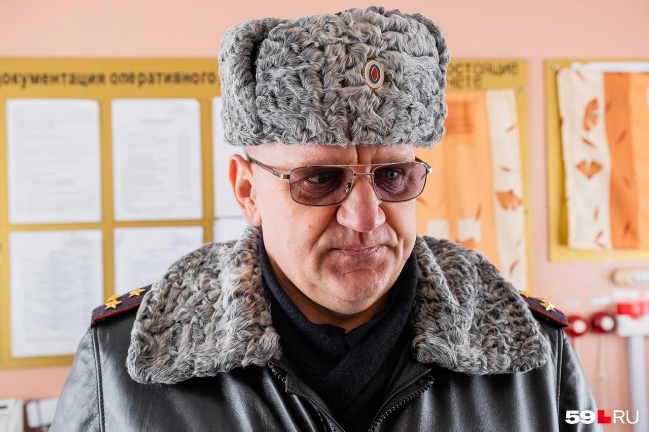 В Прикамье задержали начальника колонии-поселения в Оханском районе Михаила Репетуха.   О задержании сообщил источник  . Он рассказал, что 31 июля краевые спецслужбы задержали начальника колонии-поселения № 39 ГУФСИН по Пермскому краю, полковника внутренней службы Михаила Репетуха. В этой колонии отбывал наказание экс-депутат Александр Телепнев, осужденный за избиение DJ Smash.  В краевом Следкоме   рассказали, что следователи краснокамского СК действительно задержали начальника колонии-поселения № 39 и его бывшего заместителя.   Следователи установили, что Михаил Репетуха и его бывший зам заключили контракт с ИП, который должен был перевезти картофель из колонии-поселения № 39 в другие учреждения ГУФСИН. При этом подозреваемые отклонили заявки других участников аукциона, предлагавшие услуги за меньшую сумму.  Михаил Репетуха с бывшим заместителем организовали перевозку силами учреждения, а больше 580 тысяч рублей перечислили на счет того самого предпринимателя за услуги, которые он не оказал.