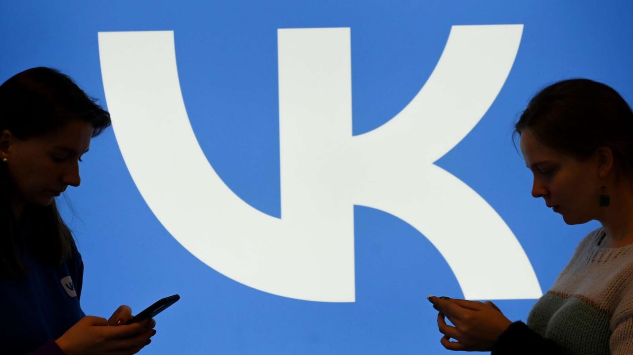 Ответы Mail 2.0: VK реанимирует сервис вопросов в эпоху нейросетей. Полный редизайн и новая архитектура — добавлены видео, фото, опросы и три формата контента «Мнения», «Знания», «Истории» ; Переработанная система рейтинга — теперь учитывает не только экспертность, но и общую активность пользователей; Планы роста выручки с ₽160 млн 2024 до ₽400 млн 2026 — через рекламу и платные фишки типа кастомизации профилей. В эпоху ИИ 42% пользователей ищут не просто точные ответы, а «человечные» советы с эмпатией и личным опытом В мире алгоритмов людям по-прежнему нужны люди — даже если ответ на вопрос с помощью Al-технологий можно найти за 3 секунды.