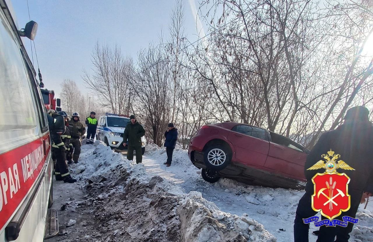 В Анжеро-Судженске водитель «Шевроле Лачетти» сбил двух пешеходов   ДТП произошло в 12:30 на улице Павлодарского. Предварительно установлено,  что 41-летний водитель «Шевроле Лачетти» наехал на двух людей, которые шли по тротуару. Травмы получили женщина и 14-летний подросток, сообщили в полиции Кузбасса. По некоторым данным, мужчина за рулем машины был пьян.    Вести-Кузбасс