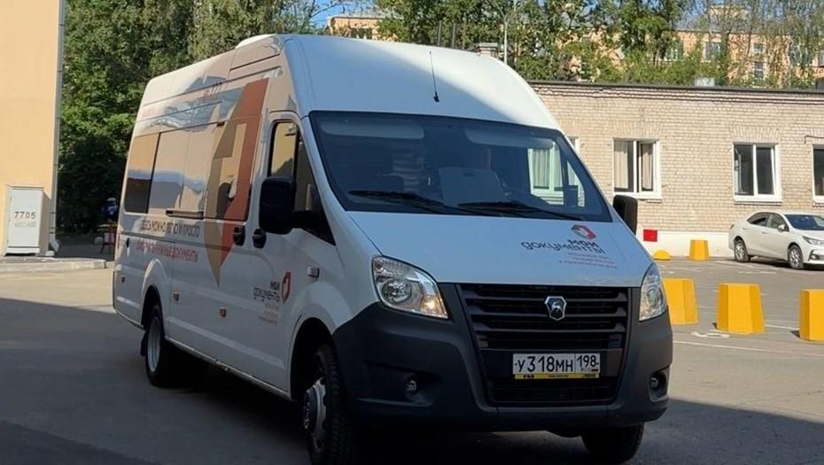 В Петербурге появился новый мобильный МФЦ — теперь госуслуги приедут к вам на «Газели Next» Город обновил выездной центр, который с 2011 года оказывал услуги жителям отдалённых районов. Новый мобильный офис сделали на заказ специально для петербургского МФЦ: всё — на базе российских комплектующих, с учётом опыта предыдущих лет. Микроавтобус будет ездить туда, где нет стационарных точек, а чтобы попасть внутрь, потребуется записаться заранее — по телефону или через соцсети. График, как обычно, — на «Портале госуслуг Петербурга». Новый транспорт — часть стратегии импортозамещения и попытка сделать сервис доступнее для всех. А вы бы стали пользоваться мобильным МФЦ? Флэш Питер - подписаться