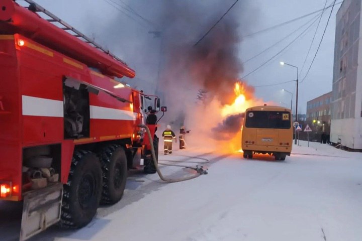 Школьный автобус сгорел в Покровске В Покровске утром 11 ноября у школы на улице Братьев Ксенофонтовых полыхал автобус К счастью в момент ЧП он был пуст Пожарные подразделения среагировали моментально и прибыли на вызов уже через три минуты К их приезду огонь уже вовсю бушевал в моторном отсеке и салоне автомобиля ПАЗ Спасателям потребовалось не много времени чтобы справиться с огнем возгорание было быстро ликвидировано Огнем поврежден моторный отсек и салон автобуса общей площадью шесть квадратных метров На месте работали все оперативные службы ГАИ полиция и Росгвардия Причина возгорания выясняется Фото МинГОиОБЖН РС Я