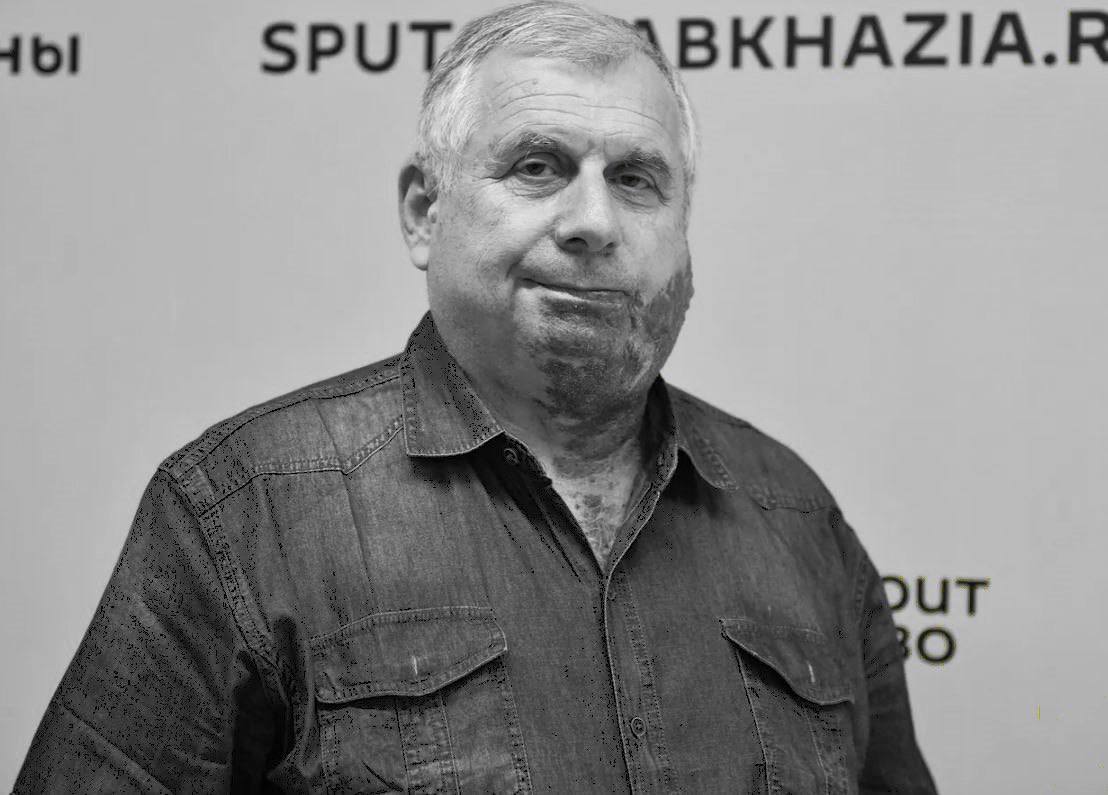 На 73 году жизни трагически погиб выдающийся абхазский историк профессор академик Станислав Лакоба сообщил Sputnik директор АбИГИ Арда Ашуба Ученый вместе с супругой попали в ДТП Пострадавших доставили в Гудаутскую ЦРБ но спасти Лакоба не удалось Абхазия потеряла известного ученого кавказоведа общественного деятеля исключительного историка автора учебника по истории Абхазии Станислава Зосимовича Лакоба Для нас это большая боль Ученых такого уровня сложно найти не только в Абхазии но и за ее пределами Это большая потеря не только для абхазской науки но и всех жителей страны отметил Ашуба Станислав Лакоба историк кавказовед главный научный сотрудник отдела новой и новейшей истории Абхазского института гуманитарных исследований им Д И Гулиа профессор АГУ академик Адыгской международной академии наук лауреат Госпремии имени Дмитрия Гулиа кавалер ордена Ахьдз Апша II степени автор Лыхненского обращения от 1989 года соавтор учебного пособия История Абхазии ВестникАбхазии