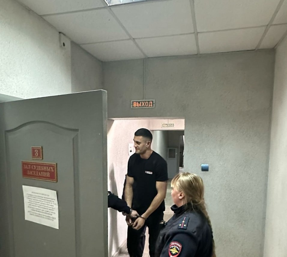 Сибиряк, устроивший стрельбу у храма в Екатеринбурге, предстанет перед судом В суд направлено уголовное дело в отношении уроженца Алтайского края Романа Штадлера, обвиняемого в хулиганстве, совершенном с угрозой применением насилия к гражданам, с применением оружия. Инцидент произошел еще 15 октября 2023 года, но широкую огласку получил только в этом году, когда видео разошлось по соцсетям. По версии следствия, Штадлер до утра отдыхал в баре на улице Малышева, затем вышел на улицу и начал палить в воздух из пистолета. Ролик был снят так, что мужчина оказался на фоне храма Большой Златоуст. Более того, обвиняемый сам же и разослал видео со стрельбой. Фото: пресс-служба Ленинского райсуда Екатеринбурга.