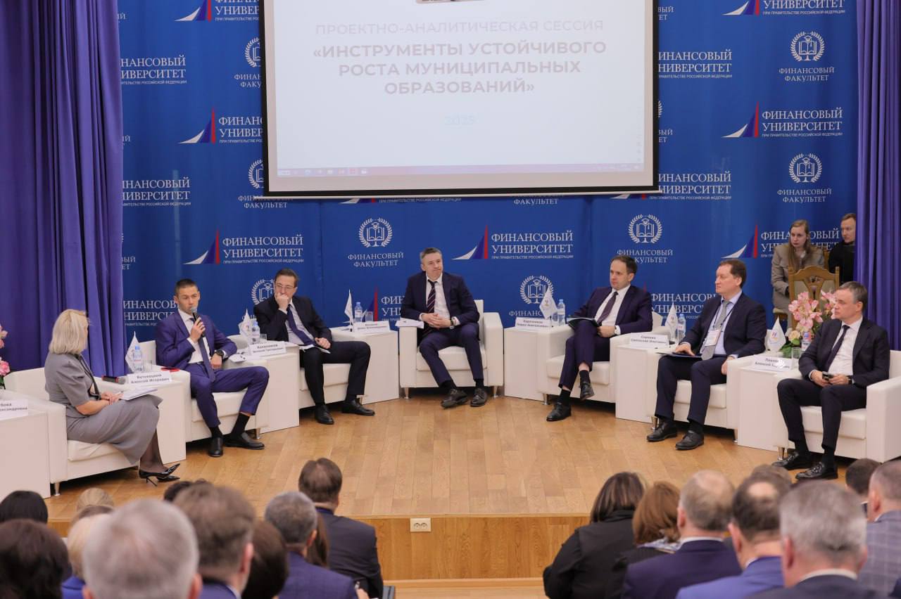 ВАРМСУ провела стратегическую сессию для представителей муниципалитетов Замглавы Токмакского муниципального округа Марина Литвин приняла участие в стратегической сессии Инструменты устойчивого роста муниципальных образований организованной Всероссийской ассоциацией развития местного самоуправления и Администрацией Президента в рамках федерального проекта Муниципальный диалог В муниципалитетах активно формируются бюджеты и мы получаем обратную связь от глав о трудностях с наполнением доходной части Многие отмечают нехватку знаний и компетенций по инструментам привлечения инвестиций и их эффективному использованию и сегодняшний Муниципальный диалог как раз направлен на то чтобы предоставить эти компетенции рассказала Сопредседатель ВАРМСУ Ирина Гусева Сегодня мне бы хотелось выразить огромную благодарность наставникам федеральных проектных команд за действительно проработанные вопросы и обсуждения Уверен что совместно нам удастся найти новые точки роста для муниципалитетов а лучшие практики будут проанализированы с Минэкономразвития и предложены для тиражирования во всех муниципалитетах нашей страны на благо жителей заявил заместитель начальника Управления Президента по внутренней политике Евгений Грачев Подписывайтесь на Запорожский вестник в MAX Telegram и ВКонтакте и делитесь с близкими