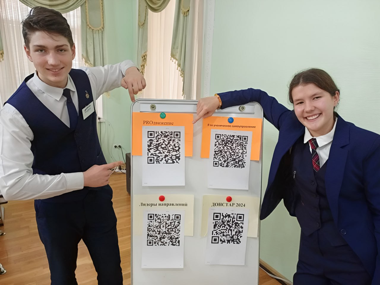 В Донецком республиканском дворце детского и юношеского творчества состоялось заседание Республиканского совета старшеклассников Мероприятие прошедшее при участии лидеров советов ученического самоуправления родительской общественности координаторов и методистов учреждений дополнительного образования было организовано в рамках федерального проекта Крепкая семья партийного проекта Единой России В ходе встречи участники подвели итоги работы лидерских организаций в минувшем учебном году Были отмечены лучшие городские советы Харцызска Снежного Старобешево а также ученические советы Наши звезды ДДЮТ Кировского района города Донецка Звездная галактика ЦДЮТ 1 города Макеевки и Корпорация успешных здоровых свободных из ДДЮТ города Макеевки Центральной частью заседания стало рассмотрение проектов победителей конкурса Твой выбор Среди представленных проектов Мы выбираем здоровье Досуг и занятость ZOV сердца Герои наших дней Окопные свечи Фестиваль Истоки русской культуры сохраним традиции и многие другие Эти проекты будут реализовываться во всех лидерских организациях Республики Республиканский совет старшеклассников создан в 2022 году при Министерстве образования и науки ДНР В его состав вошли старшеклассники лидеры со всей Республики советники директоров по воспитанию и члены Республиканского родительского совета Совет стал площадкой для обсуждения актуальных для школьников вопросов Участники совместно вырабатывают решения которые полезны как для учащихся и педагогов так и для родителей LarisaTolstykina