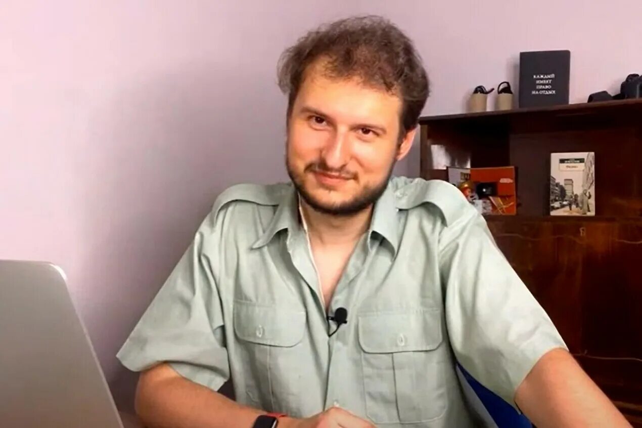 Личную твиттер переписку с активистом Михаилом Плетневом сочли сотрудничеством с нежелательной организацией Суд в Казани оштрафовал на 5000 рублей айтишника Марата Галиакберова по протоколу об участии в деятельности нежелательной организации из за переписки с эмигрировавшим активистом Михаилом Плетневым в твиттере сообщила Медиазона Галиакберов рассказал изданию что в начале июня к нему домой пришли сотрудники ФСБ с постановлением об обыске По словам айтишника силовики постоянно задавали вопросы но не жестили и особо не давили спрашивали об его отношении к специальной военной операции и почему он временно выезжал из России После обыска у мужчины забрали всю технику Позже Галиакберова вызвали в прокуратуру для составления протокола о сотрудничестве с фондом Свободная Россия Free Russia Founadtion силовики сочли сотрудничеством личные сообщения в твиттере с эмигрировавшим активистом Михаилом Плетневым Кажется полтора года назад я писал личное сообщение Плетневу о травле оппозиционно настроенной девушки и приложил скриншот ее аккаунта За это меня и оштрафовали рассказал айтишник Публичной информации о связи Плетнева с FRF или его проектами нет В судебном решении и протоколе также не объясняется почему силовики сочли активиста функционером организации отмечает Медиазона Михаил Плетнев 23 летний политактивист бывший член Яблока сотрудничавший с Максимом Кацем В мае издание Холод выпустило материал в котором несколько девушек обвинили Плетнева в сексуализированном насилии На фото активист Михаил Плетнев