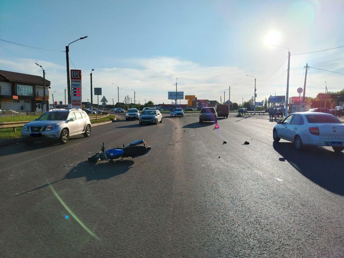Водитель мотоцикла и его пассажир оказались в больнице после ДТП в Воронежской области В минувшее воскресенье, 25 мая в Семилукском районе произошло ДТП с участием мотоцикла. По данным правоохранителей, водитель мотоцикла, поворачивая налево, не пропустил внедорожник, который ехал по встречке. Авария произошла на участке дороги «Обход г. Воронеж - г. Воронеж» около 17:35. Водителя мотоцикла, 34-летнего воронежца и его 38-летнего пассажира с полученными травмами доставили в больницу. ↗ Прислать новость Подписаться