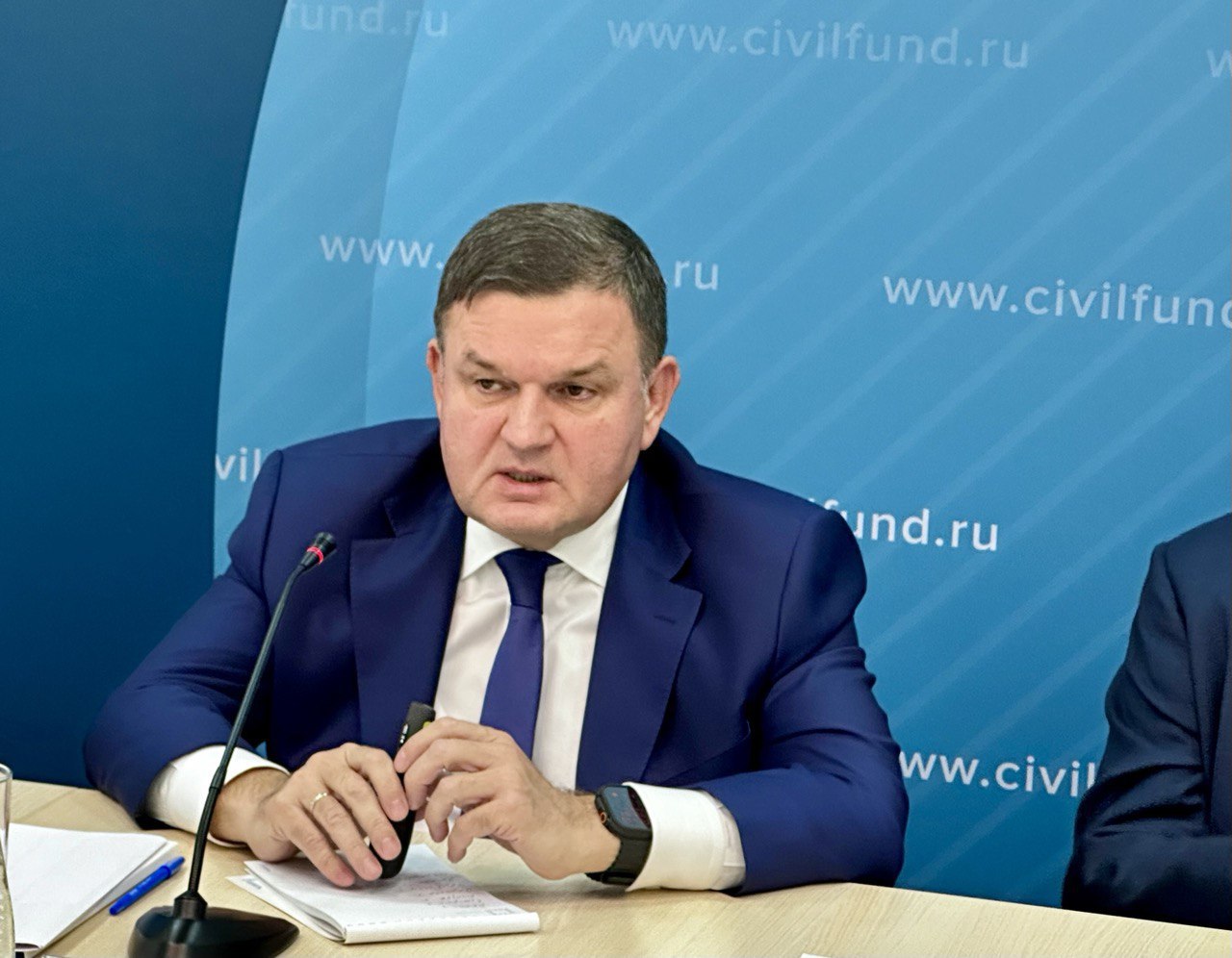Сергей Перминов представил анализ кампании Единой России и прогноз результатов партии на круглом столе Единый день голосования 2025 обзор кампаний и прогноз результатов Прогноз результатов улучшение показателей 2020 года Результаты предстоящих выборов в сентябре определяемые конечно избирателем покажут улучшение показателей Единой России относительно 2020 года это наша рабочая гипотеза подтверждаемая текущими социологическими данными Наша цель формирование устойчивой фракции политического большинства Анализ регионов от слабых позиций к устойчивому большинству Мы уделяем особое внимание регионам где в 2020 году были представлены минимальные результаты стремясь к их кардинальному улучшению Регионы с потенциалом роста в Томске и Тамбове где в 2020 году отмечались низкие результаты мы прогнозируем существенный рост Сложные но перспективные регионы в Сыктывкаре несмотря на высокую межпартийную конкуренцию в Республике Коми наши коллеги ведут стабильную и эффективную кампанию что даёт существенные шансы на победу В Новосибирской области традиционно непростом регионе мы планируем переломить ситуацию и сформировать фракцию политического большинства Укрепление позиций в законодательных органах Республики Коми и Костромской области несмотря на разнонаправленные экспертные мнения мы также ожидаем улучшения результатов по списку партии Зоны особого внимания корректировка экстремальных показателей Регионы с максимальными результатами 2020 года находятся в зоне особого внимания Во Владимире при получении 100 мандатов в 2020 году в текущем году ожидается несколько иная ситуация но партия сохранит очень устойчивое и квалифицированное большинство в Совете Ульяновская область на фоне напряжённой но деликатной межпартийной конкуренции ожидается некоторая коррекция однако позиции партии останутся сильными Ставропольский край и Ямало Ненецкий автономный округ кампании идут успешно и мы ожидаем достойных результатов Поддержка территорий столкнувшихся с вызовами Особое внимание уделяется территориям где страна и жители столкнулись с серьёзными вызовами Камчатский край Краснодарский край Ростовская область Партия активно включена в необходимый контур волонтёрской поддержки оказывая помощь нуждающимся Эти регионы являются территорией нашего особого внимания в силу объективно возникших обстоятельств Стратегические акценты кампании В ходе кампании мы зафиксировали несколько ключевых акцентов Прямые коммуникации отмечается высокая востребованность избирателей в прямых коммуникациях что учтено в наших стратегиях Проекты с прицелом на будущее все тестируемые проекты нацелены на 2030 год что является подготовкой к формированию планов партии для участия в выборах в Государственную Думу следующего созыва Работа над ошибками постоянно ведётся анализ и работа над ошибками допущенными в 2020 году Регионы с изменённым законодательством Самара и Махачкала где произошло кардинальное изменение выборного законодательства и наблюдается высокая внутриполитическая конкуренция находятся в фокусе нашего постоянного мониторинга Мы делаем всё для обеспечения убедительной и легитимной победы