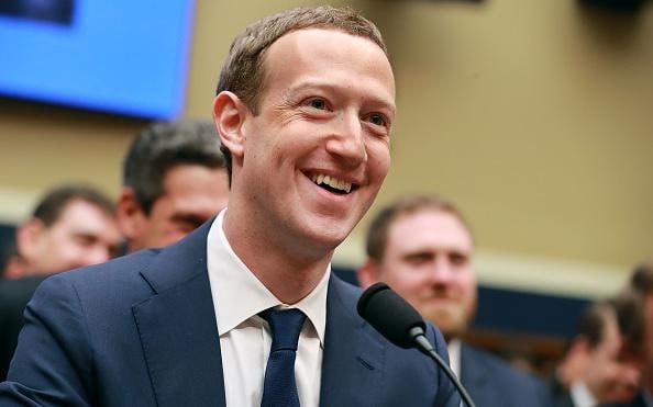 Глава Meta Марк Цукерберг заявил, что вскоре бизнесу не понадобятся SMM-агентства, креативщики и таргетологи По его словам, компании достаточно будет подключить банковский счет, указать цель — а ИИ сам запустит рекламу, без участия специалистов. Новая система уже работает: ИИ для Reels повысила конверсию на 5%, а 30% клиентов компании используют генераторы креативов на основе искусственного интеллекта.