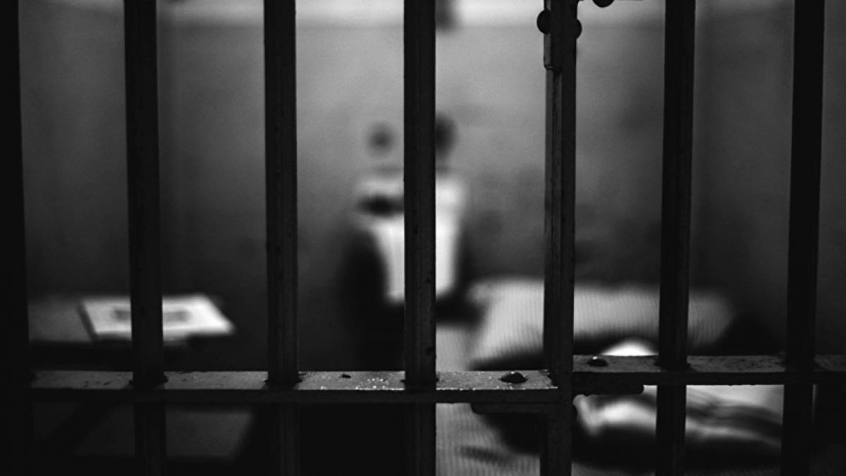 Смерть судьи в СИЗО Алматы в КУИС сделали заявление В Комитете уголовно исполнительной системы прокомментировали информацию о смерти судьи специализированного межрайонного суда по административным правонарушениям Дастана Слямкулова   Детали Предварительная причина смерти острая сердечная недостаточность заявили в КУИС   Цитата В следственном изоляторе скоропостижно скончался следственно арестованный мужчина Предварительная причина смерти острая сердечная недостаточность Факт смерти зафиксирован на камеру видеонаблюдения По данному факту проводится проверка сообщили в КУИС отвечая на запросы СМИ Напомним Слямкулова задержали в октябре 2024 года по подозрению в получении взятки и мошенничестве t me ulysmediatg