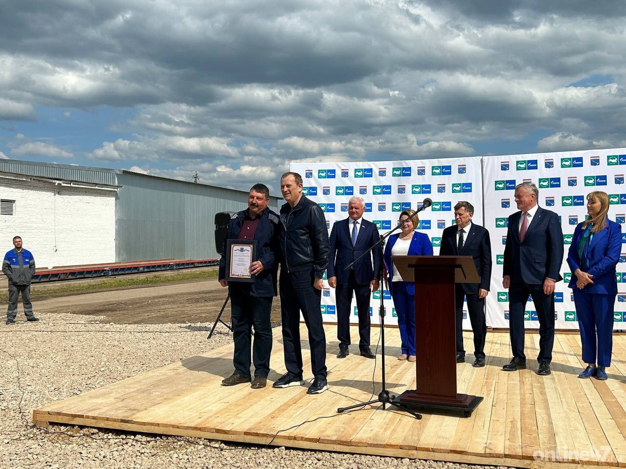 Губернатор Ленобласти Александр Дрозденко вручил благодарности тем, кто участвовал в реализации проекта по строительству межпоселкового газопровода в Сланцевском районе Online47 — Всё о Ленобласти и не только