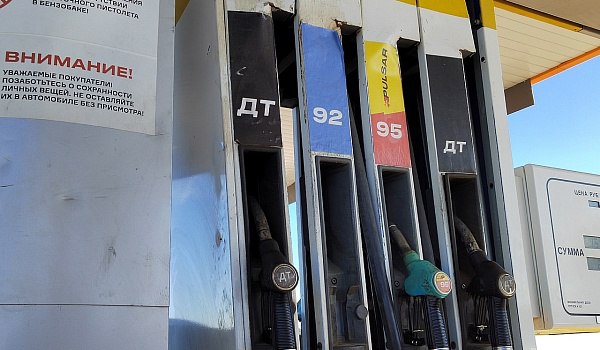 В Саратовской области на 17 копеек подорожал бензин марки АИ-95 Согласно данным Росстата, с 17 по 23 июня цены на бензин и дизтопливо выросли в 70 субъектах России, более всего в Республике Тыва +2,0% . Снижение цен на топливо было зафиксировано в Республике Дагестан и Магаданской области -0,1% . Средняя стоимость литра бензина в Саратовской области по сравнению с предыдущими показателями увеличилась на 15 копеек и составила 58,81 руб. Бензин марок АИ-92 стал дороже на 14 копеек; АИ-95 подорожал на 17 копеек. При этом стоимость бензина марки АИ-98 снизилась на одну копейку. Дизтопливо стало дороже на 8 копеек. Прислать новость