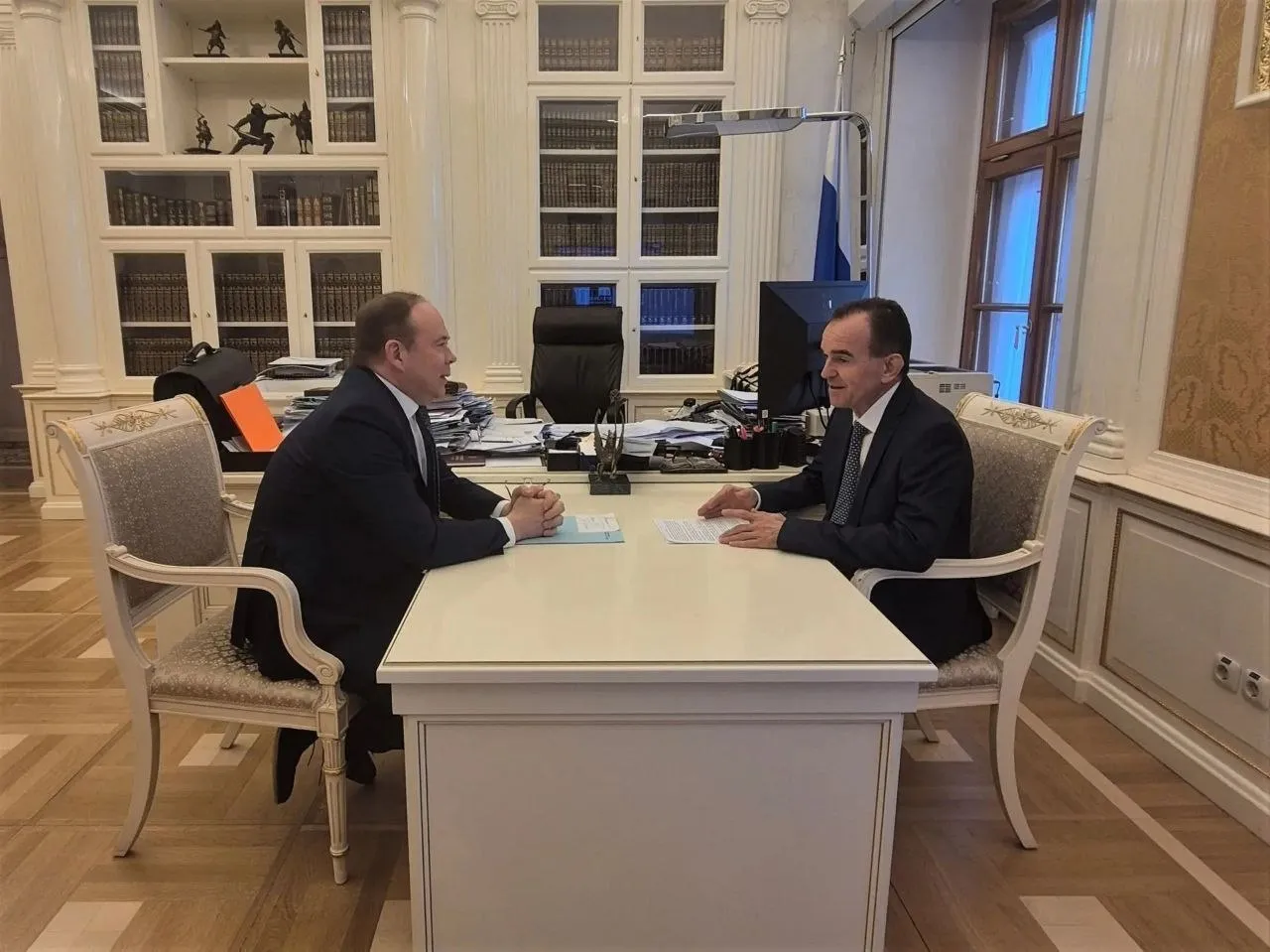 Вениамин Кондратьев встретился с руководителем Администрации Президента России Антоном Вайно Рабочую встречу провели в Москве На ней обсудили темпы социально экономического развития Краснодарского края и реализацию в регионе национальных проектов а также предстоящие выборы депутатов Государственной думы IX созыва которые проведут в сентябре 2026 года Краснодарский край участвует сразу в 14 национальных проектах Для нас это реальная возможность повышать уровень жизни развивать благоустраивать и делать комфортными не только крупные города но и самые маленькие и отдаленные хутора и станицы Благодаря Президенту и Правительству России а также лично вам Антон Эдуардович нам удалось достичь кардинального улучшения по многим направлениям и эта работа продолжается Мы уже построили сотни новых социальных объектов школ детских садов и учреждений здравоохранения благоустраиваем общественные территории ремонтируем дороги модернизируем коммунальную инфраструктуру Поддерживаем семьи особенно многодетные заботимся о старшем поколении и участниках СВО расширяем возможности для нашей молодежи сказал Вениамин Кондратьев Читайте нас в MAX