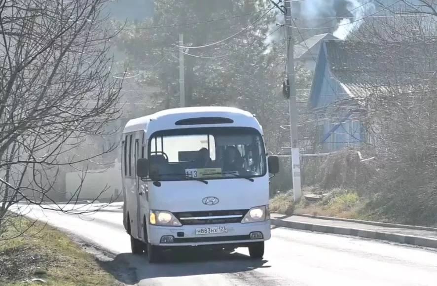 В Геленджике возобновили маршрут в Архипо-Осиповку.   Первый рейс стартует в 07:30, интервал движения составляет 40 минут, а протяженность маршрута в одну сторону – 7 км.    Глава курорта Алексей Богодистов рассказал, что этот маршрут носит социальный характер, никакой коммерческой выгоды не приносит.   – Но главное – жители теперь могут с комфортом добраться до центра села, – подчеркнул мэр Геленджика.