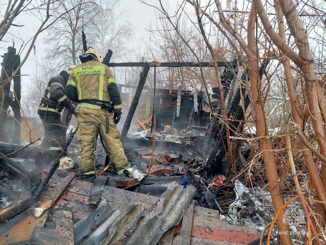 Два пожара за день произошло в Чувашии   В Чебоксарах вчера днём, около полудня, произошёл пожар на улице 1-ый Якимовский овраг, сообщает МЧС Чувашской Республики. Возгорание, возникшее из-за неосторожного обращения с огнём 65-летним местным жителем, который готовил пищу на открытом огне, полностью уничтожило  дощатый дом.  Полчаса спустя подобный инцидент повторился в Канашском округе. В деревне Сядорга-Сирмы загорелась баня в частном хозяйстве 76-летнего жителя. Хотя пострадавших нет, огнем повреждена бревенчатая баня, предбанник и дощатый сарай. Сотрудники МЧС предотвратили распространение пламени на жилой дом. Причина возгорания устанавливается.  С начала года в республике зафиксировано 48 пожаров, приведших к гибели 3 человек и ранениям у 4. Усилия огнеборцев позволили спасти 8 жизней.  МЧС России настоятельно рекомендует всем соблюдать осторожность при обращении с огнём, помнить о правилах безопасности при использовании электроприборов и газового оборудования в быту.